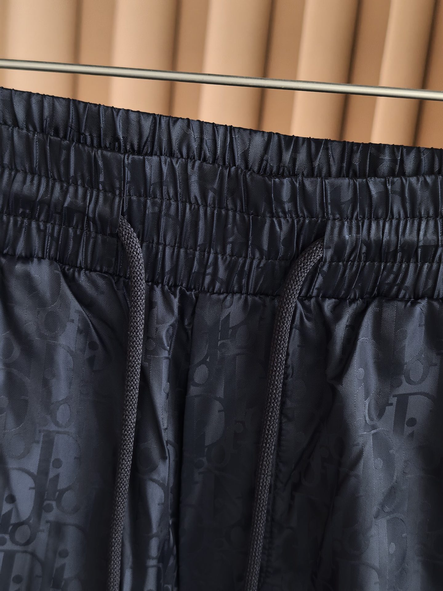 ！ DIOR 迪奥2026新款肌理暗纹梭织短裤，采用高密梭织数码印花面料，布面自带微皱肌理感，兼具挺括性