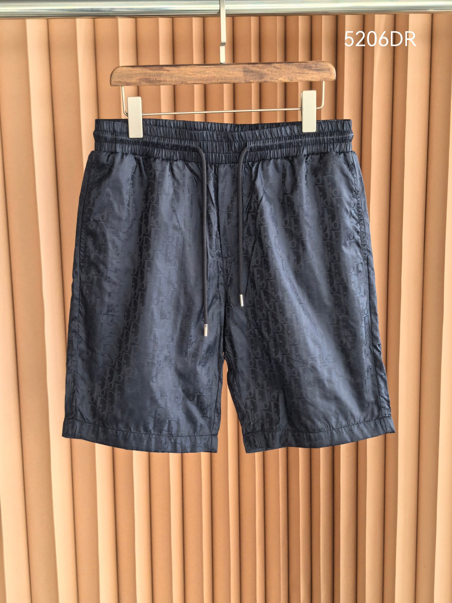 ！ DIOR 迪奥2026新款肌理暗纹梭织短裤，采用高密梭织数码印花面料，布面自带微皱肌理感，兼具挺括性