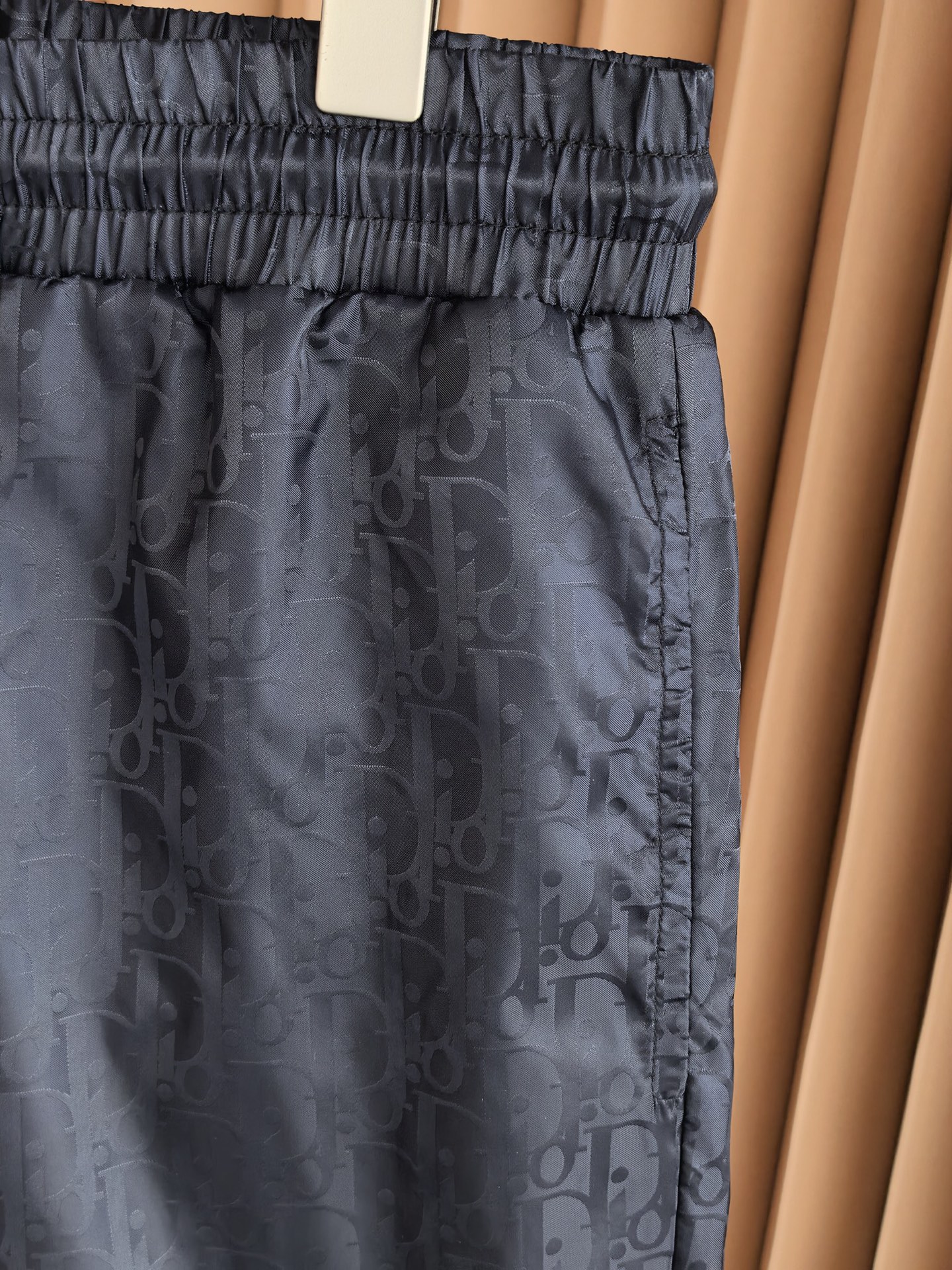 ！ DIOR 迪奥2026新款肌理暗纹梭织短裤，采用高密梭织数码印花面料，布面自带微皱肌理感，兼具挺括性