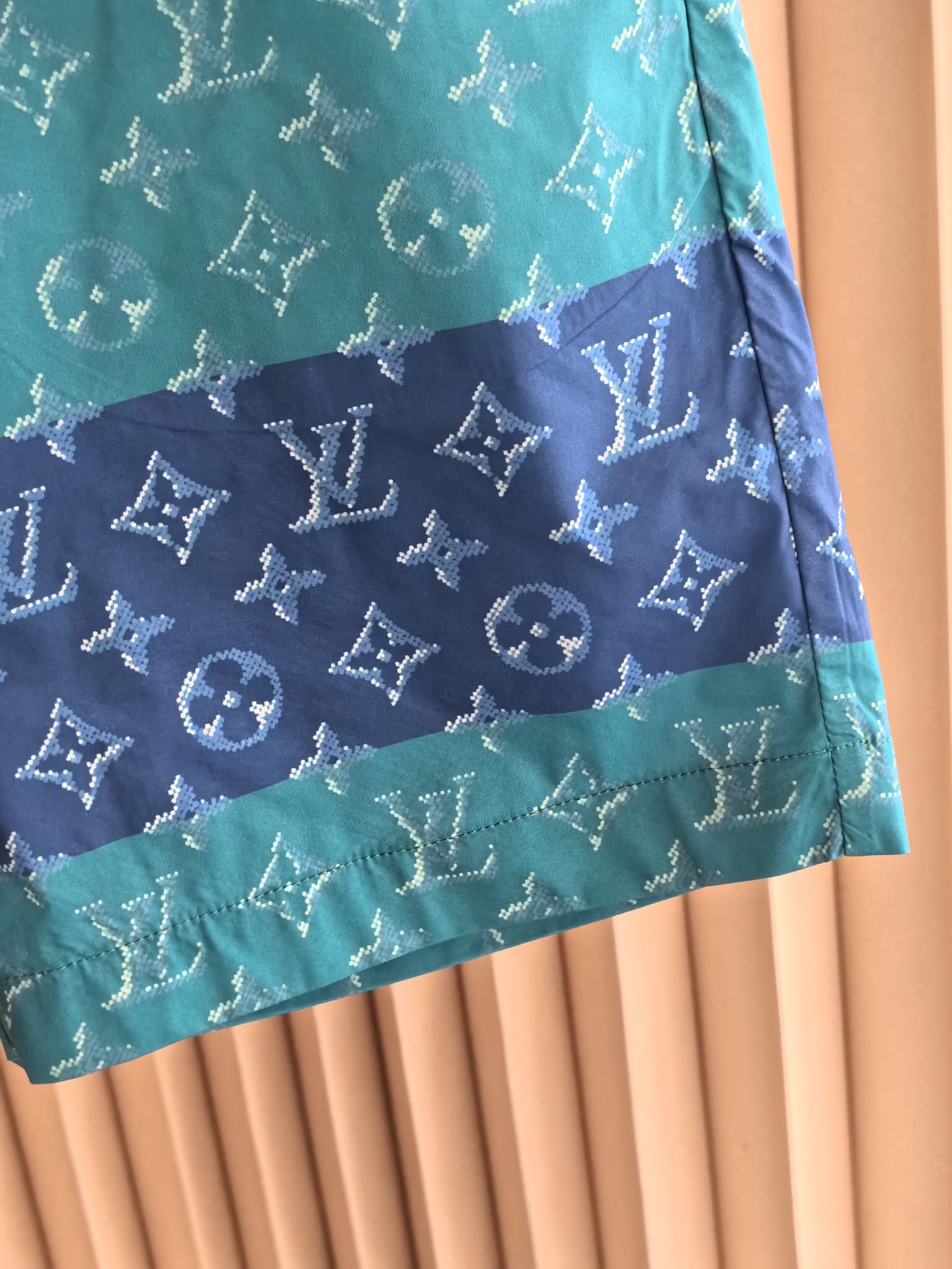 Louis Vuitton* LV新款路易威登老花梭织短裤 采用高密梭织数码印花面料，布面挺括垂坠，兼具