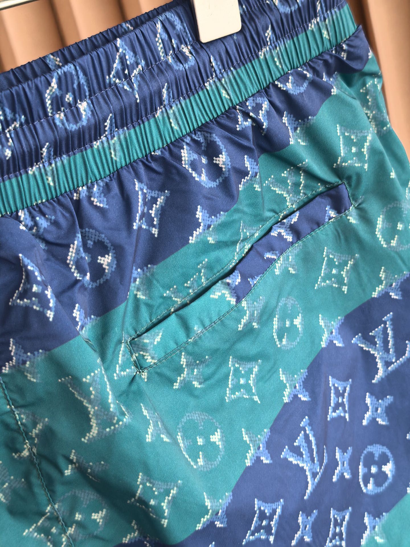 Louis Vuitton* LV新款路易威登老花梭织短裤 采用高密梭织数码印花面料，布面挺括垂坠，兼具