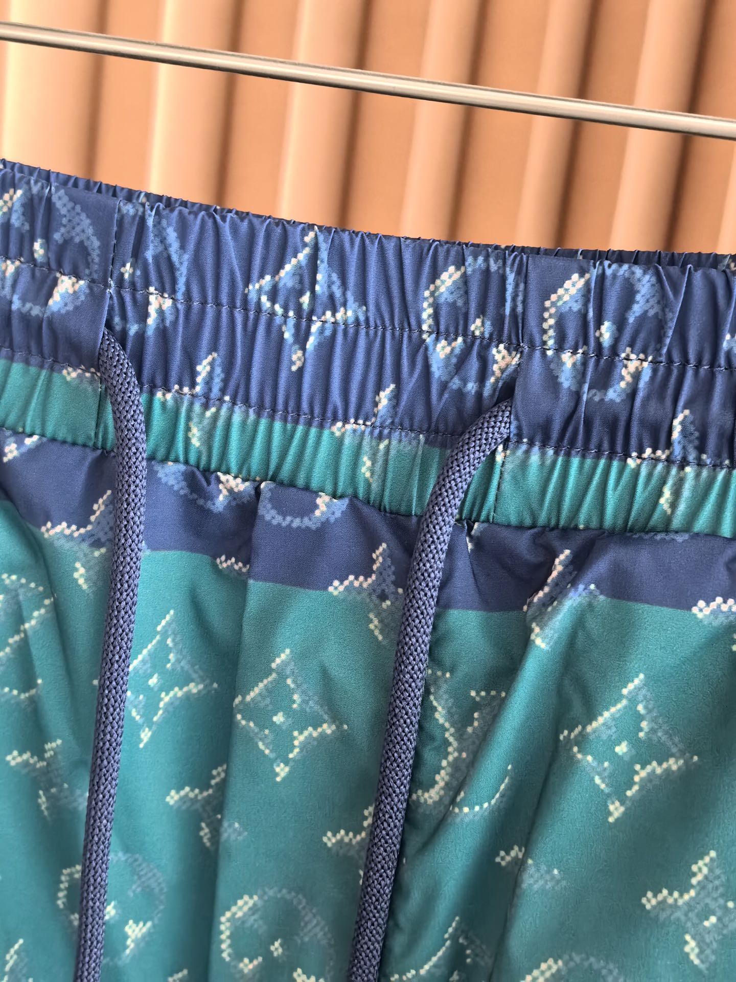 Louis Vuitton* LV新款路易威登老花梭织短裤 采用高密梭织数码印花面料，布面挺括垂坠，兼具