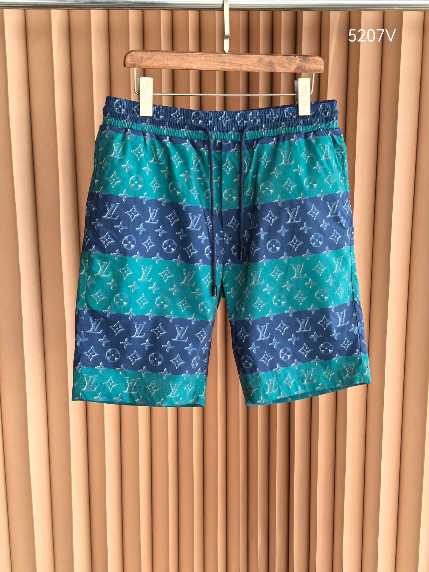 Louis Vuitton* LV新款路易威登老花梭织短裤 采用高密梭织数码印花面料，布面挺括垂坠，兼具