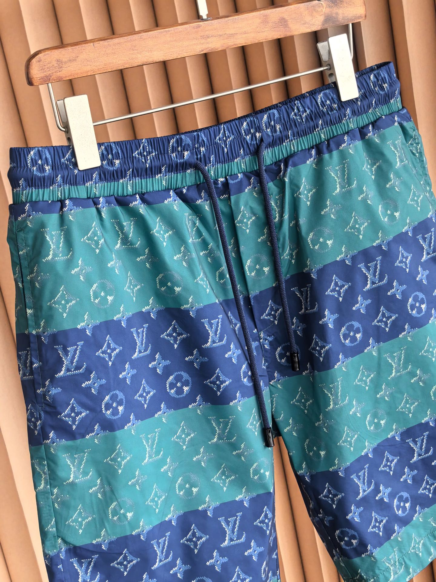 Louis Vuitton* LV新款路易威登老花梭织短裤 采用高密梭织数码印花面料，布面挺括垂坠，兼具