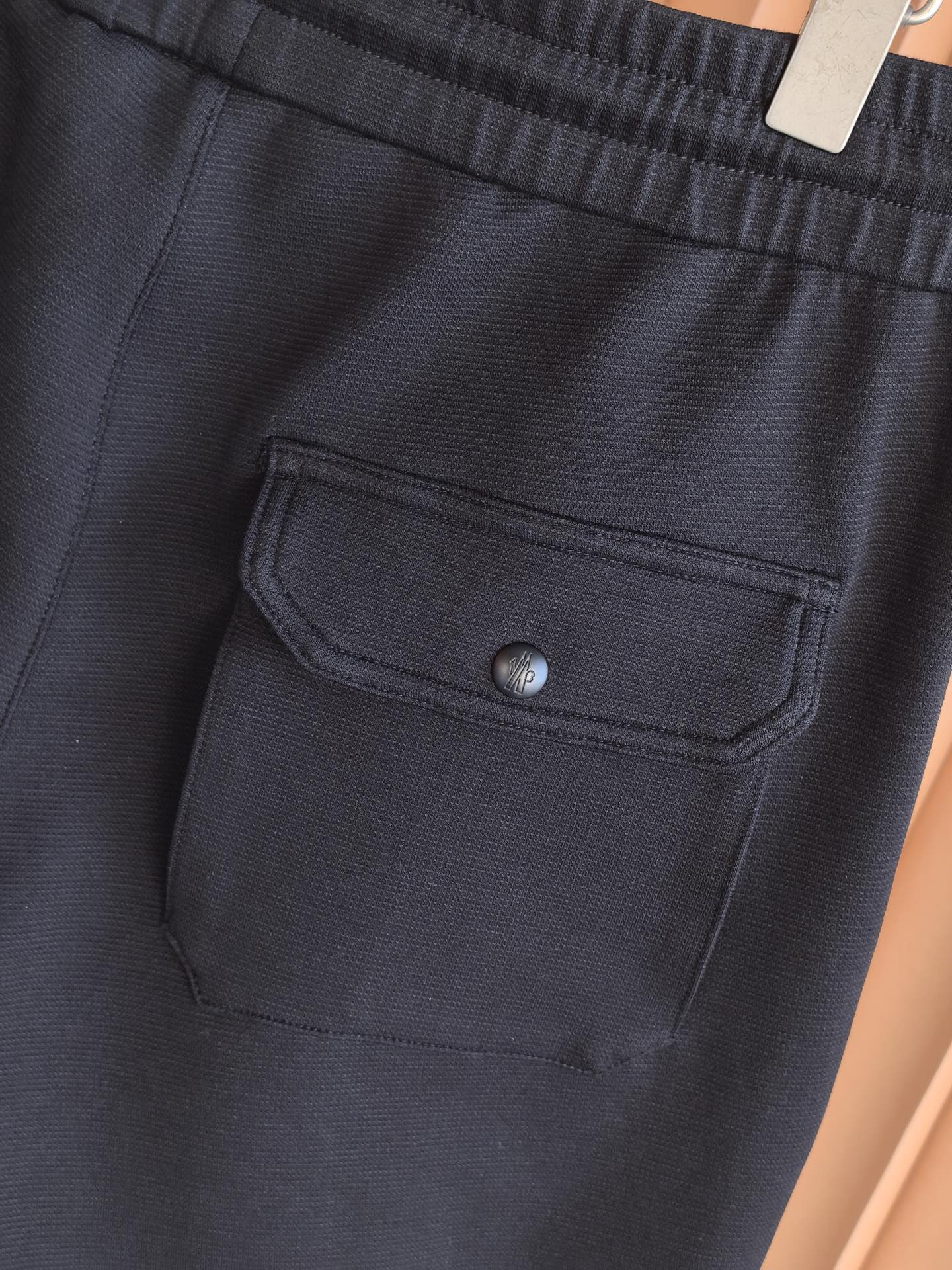 MONCLER，蒙口2026新款男士短裤• 奢选面料：甄选高支棉混纺材质，触感柔滑亲肤，垂坠感与挺括度兼