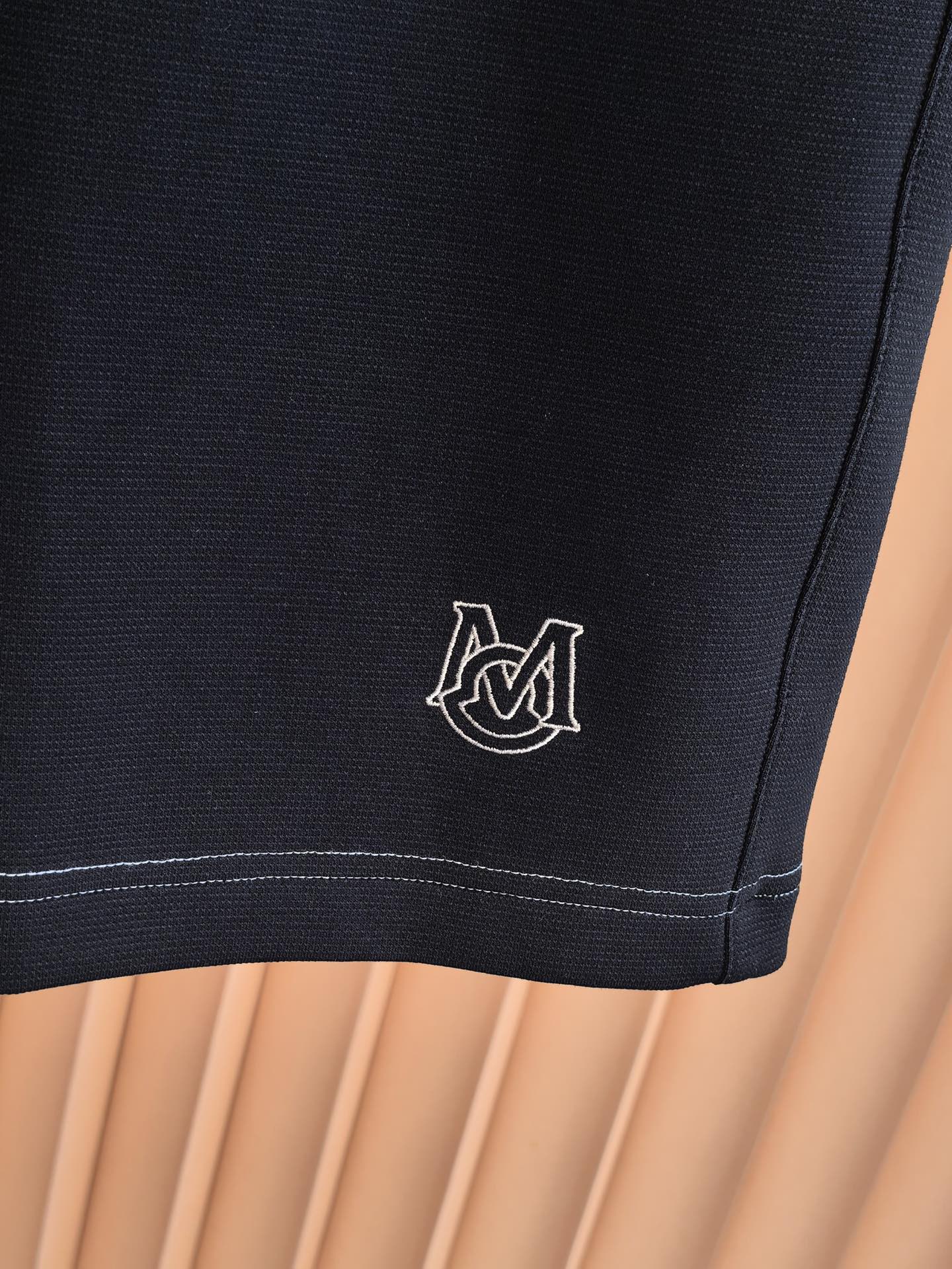 MONCLER，蒙口2026新款男士短裤• 奢选面料：甄选高支棉混纺材质，触感柔滑亲肤，垂坠感与挺括度兼