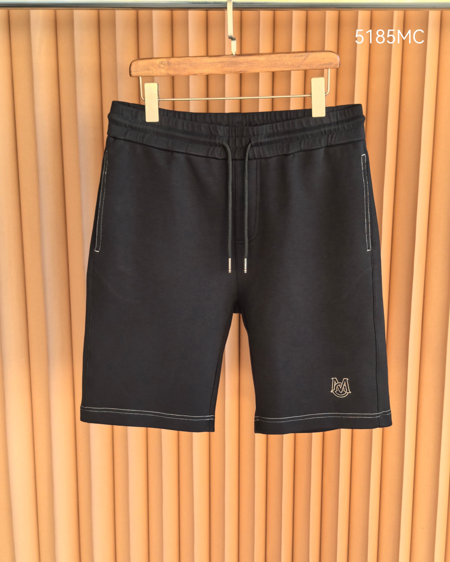 MONCLER，蒙口2026新款男士短裤• 奢选面料：甄选高支棉混纺材质，触感柔滑亲肤，垂坠感与挺括度兼