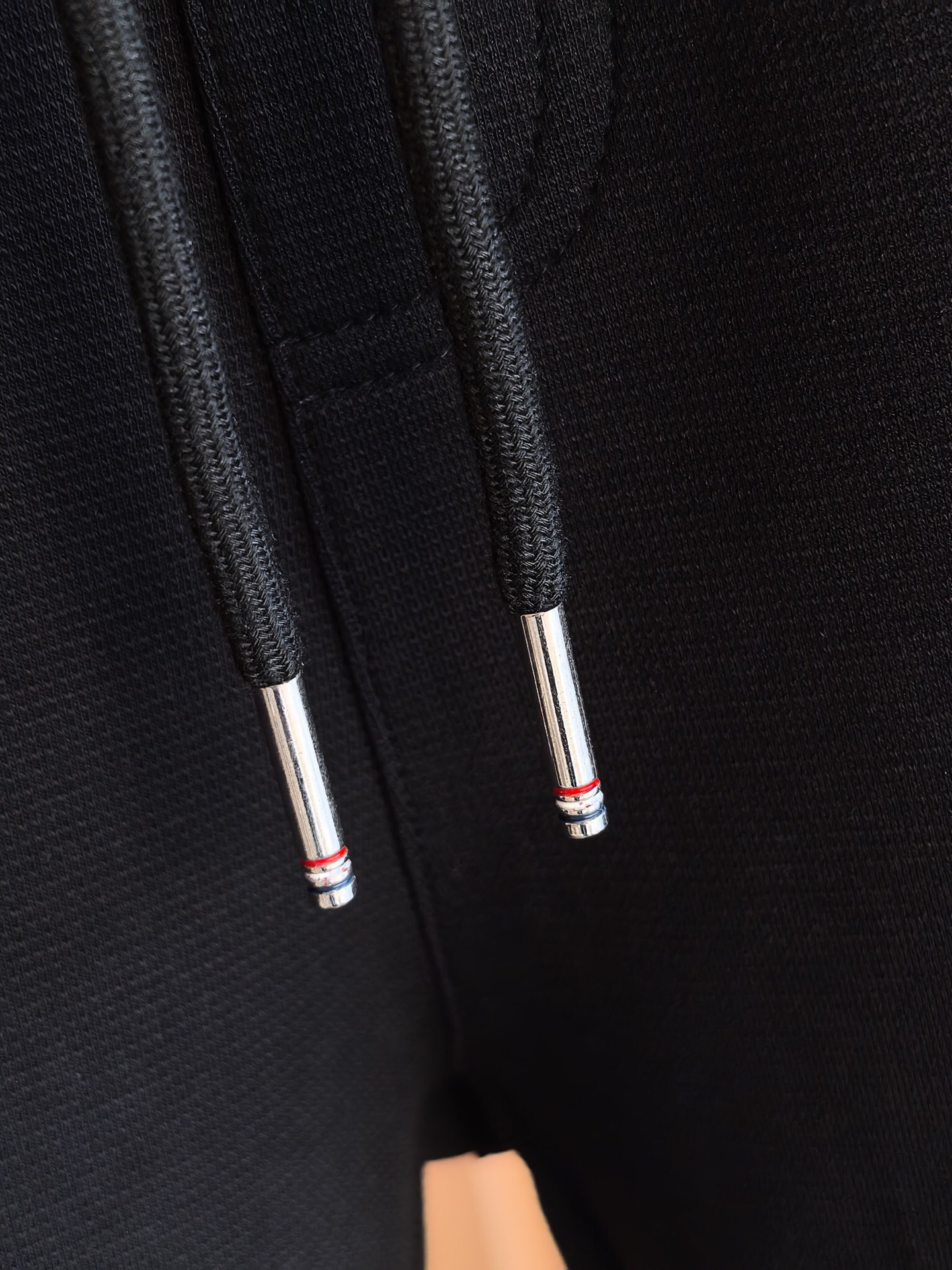 MONCLER，蒙口2026新款男士短裤• 奢选面料：甄选高支棉混纺材质，触感柔滑亲肤，垂坠感与挺括度兼