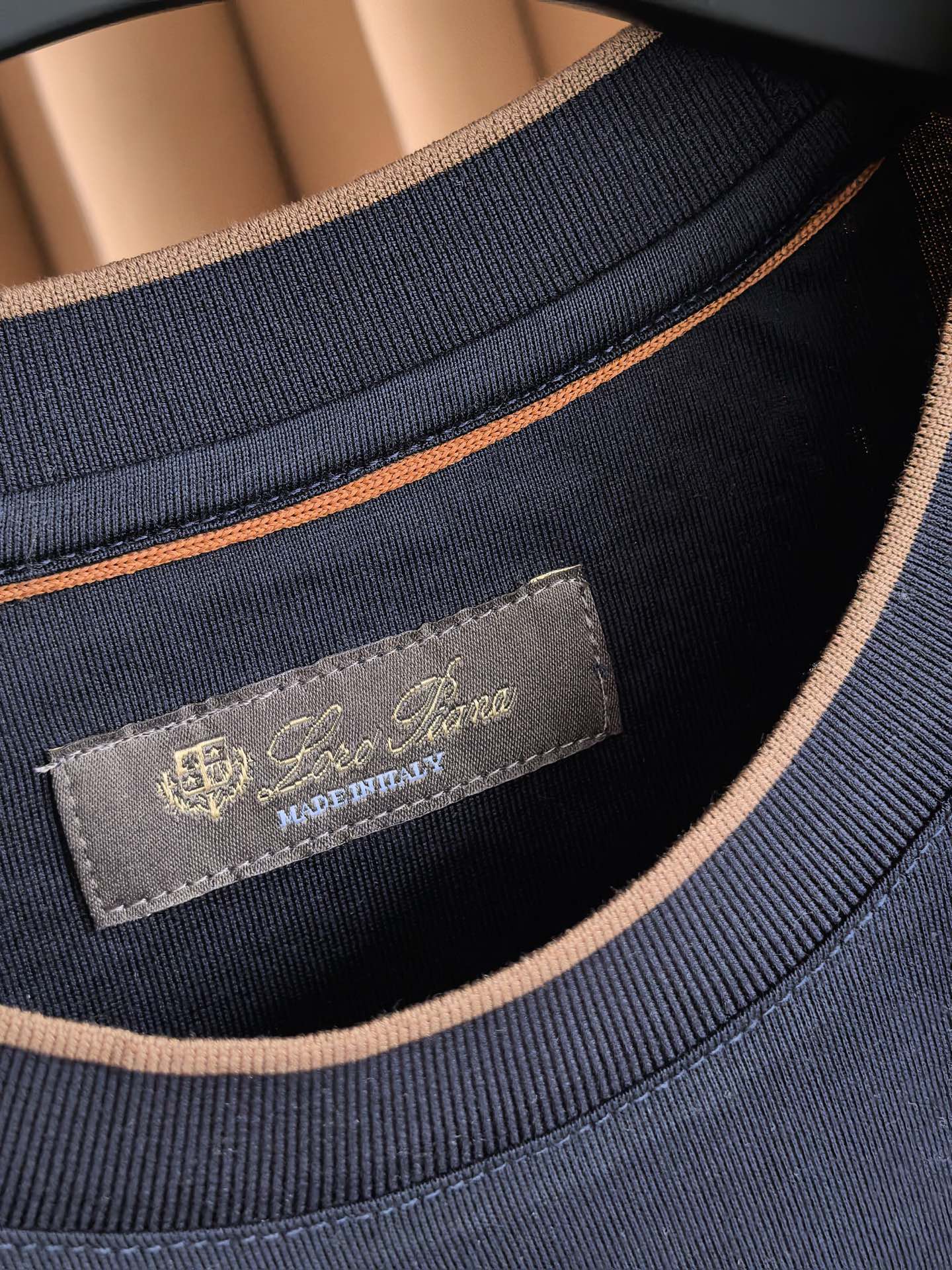Lor* Pian* Loro piana，诺U翩然莱赛尔平纹起脚圆领T恤甄选天然木源莱赛尔纤维，以平纹