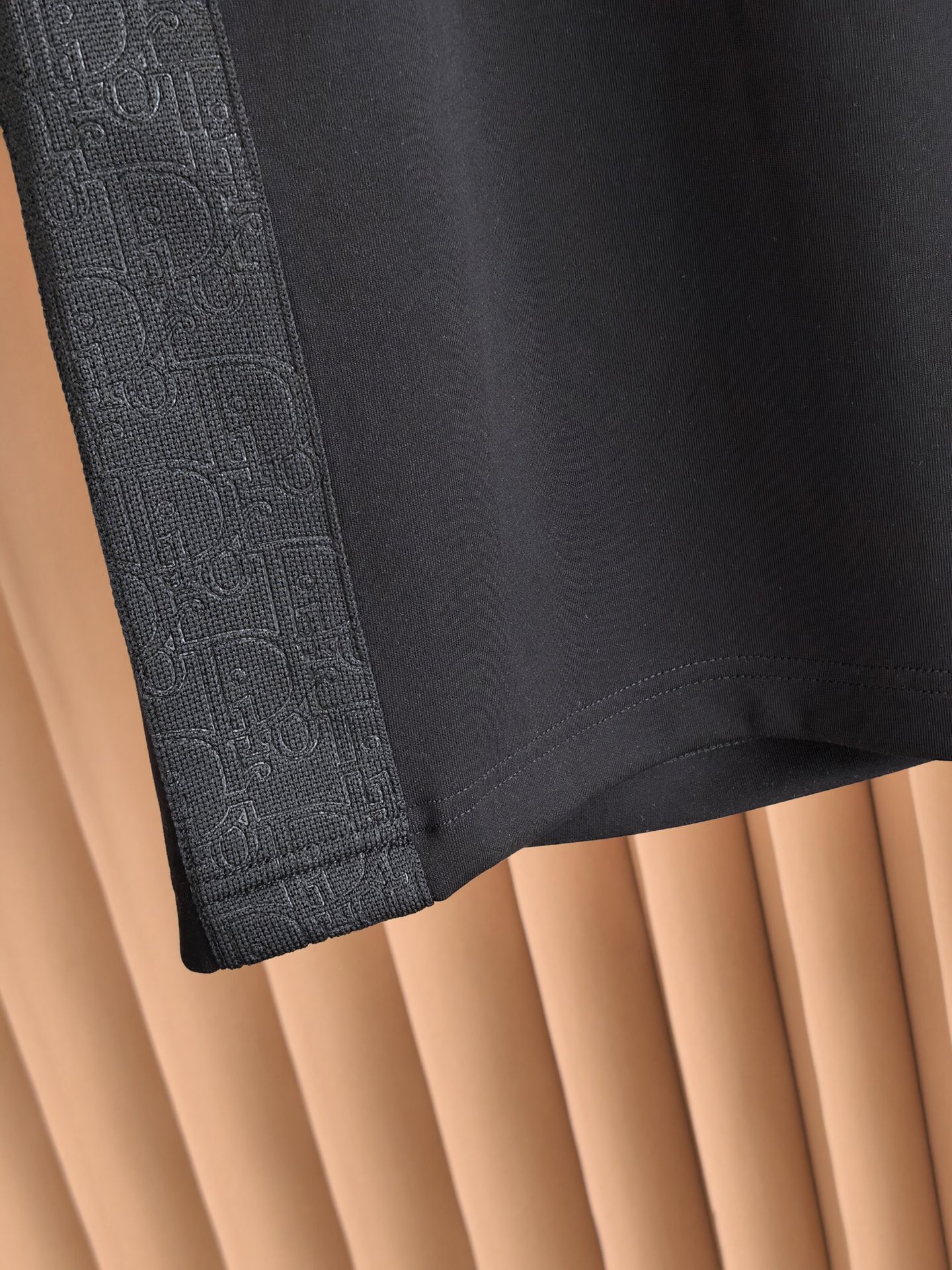 Dior 迪奥男士短裤 精选高支双面针织面料，经特殊工艺处理，实现亲肤与挺括的双重平衡；迪奥老花以暗提花