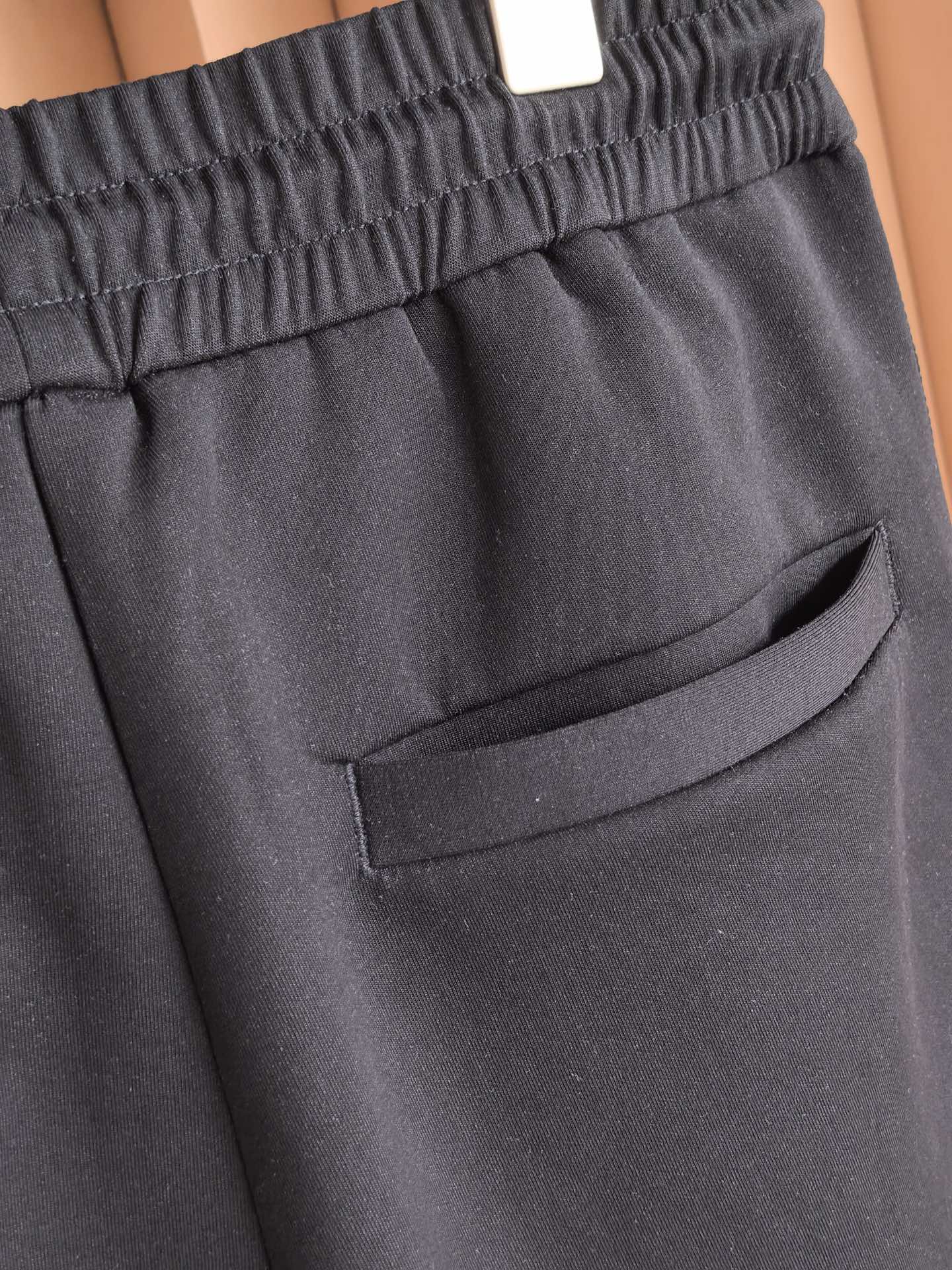 Dior 迪奥男士短裤 精选高支双面针织面料，经特殊工艺处理，实现亲肤与挺括的双重平衡；迪奥老花以暗提花