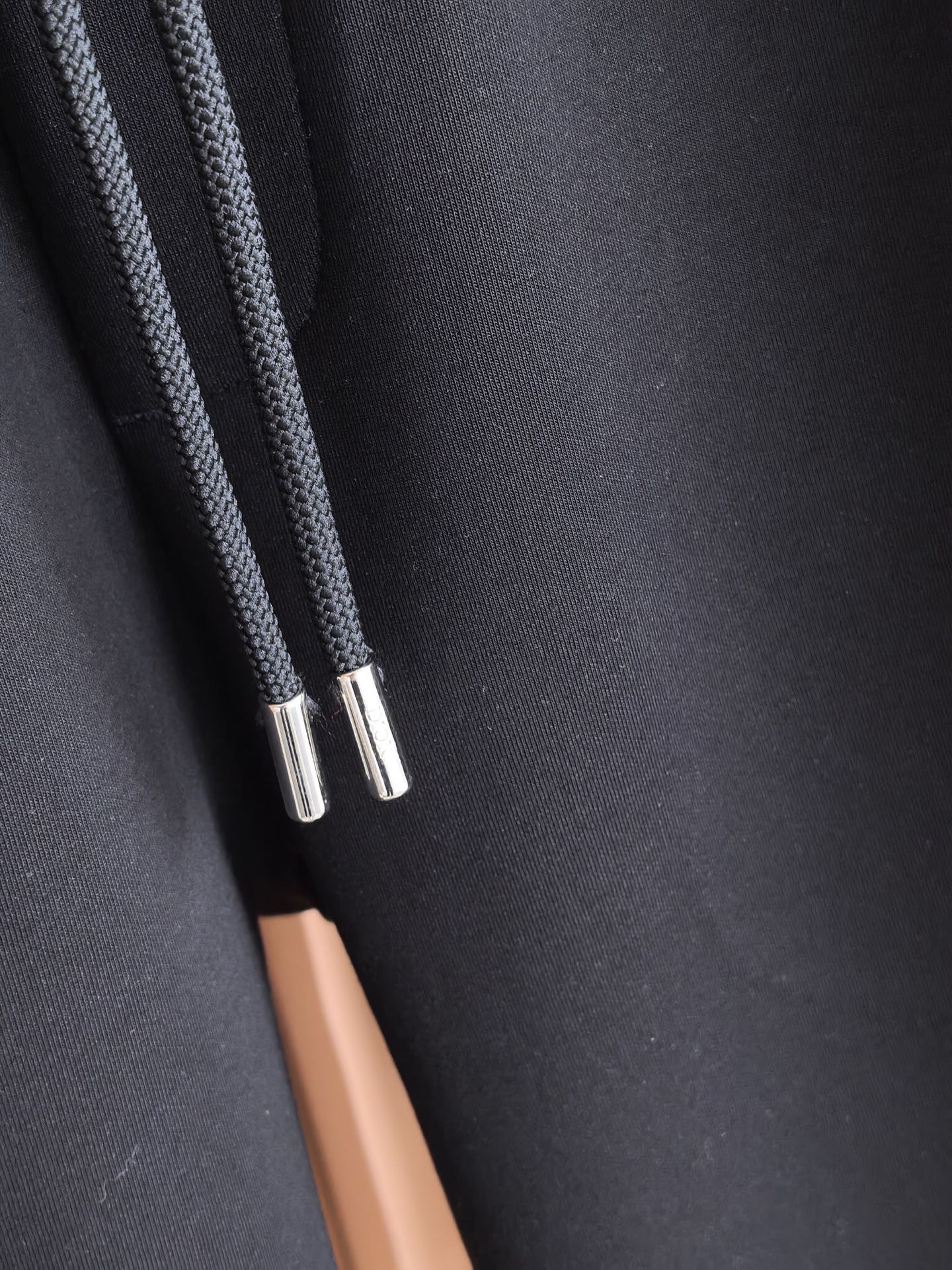 Dior 迪奥男士短裤 精选高支双面针织面料，经特殊工艺处理，实现亲肤与挺括的双重平衡；迪奥老花以暗提花