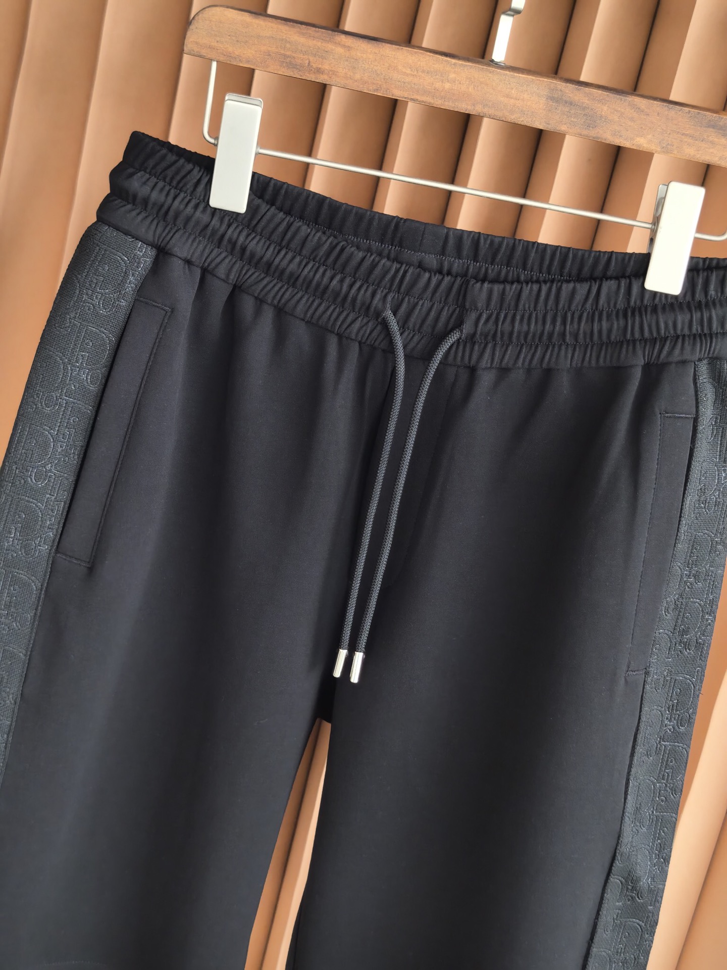 Dior 迪奥男士短裤 精选高支双面针织面料，经特殊工艺处理，实现亲肤与挺括的双重平衡；迪奥老花以暗提花