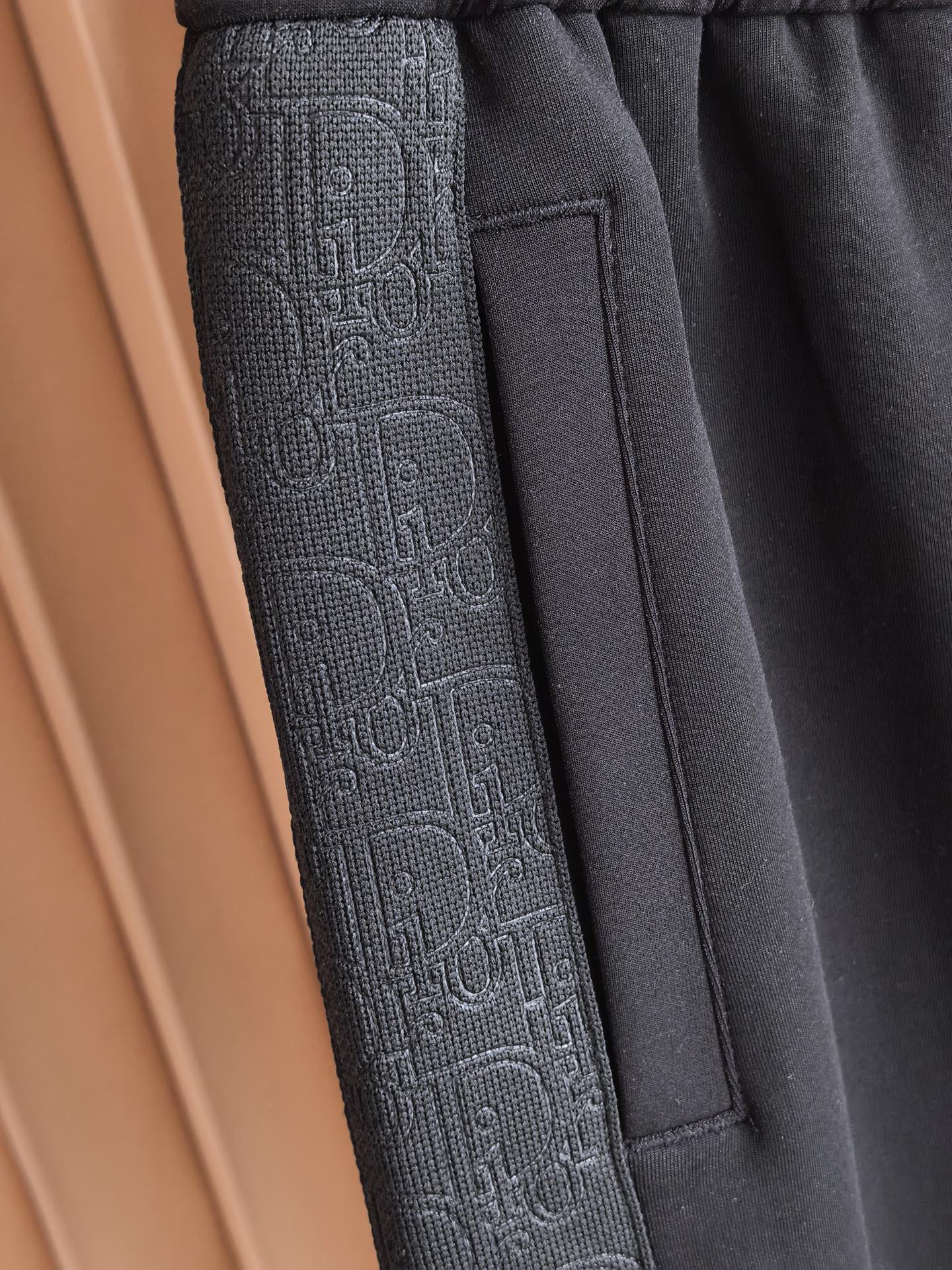 Dior 迪奥男士短裤 精选高支双面针织面料，经特殊工艺处理，实现亲肤与挺括的双重平衡；迪奥老花以暗提花