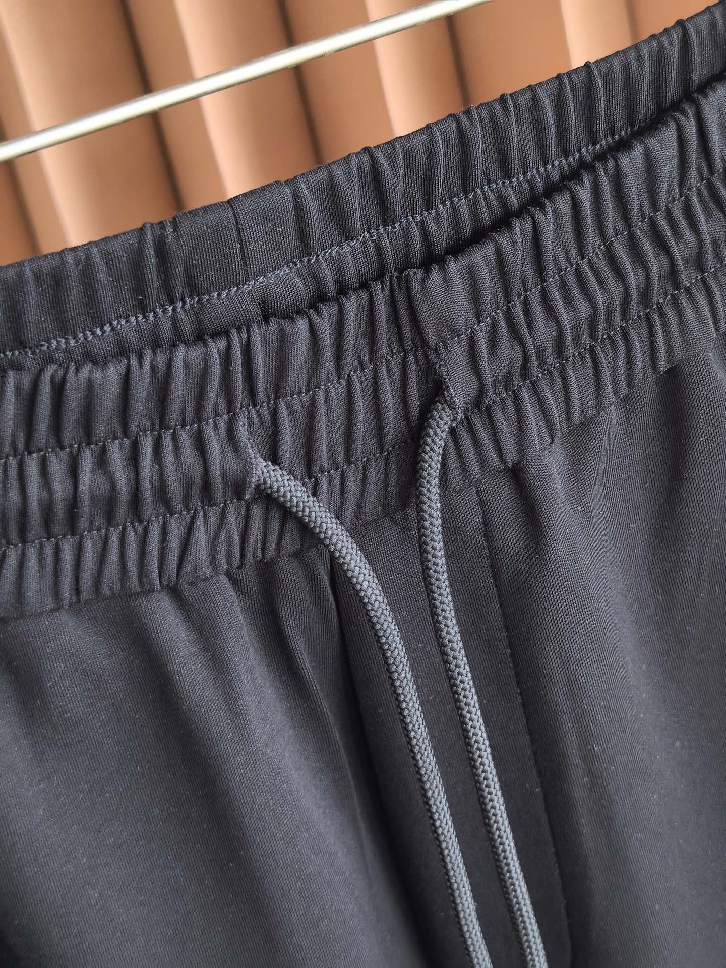 Dior 迪奥男士短裤 精选高支双面针织面料，经特殊工艺处理，实现亲肤与挺括的双重平衡；迪奥老花以暗提花