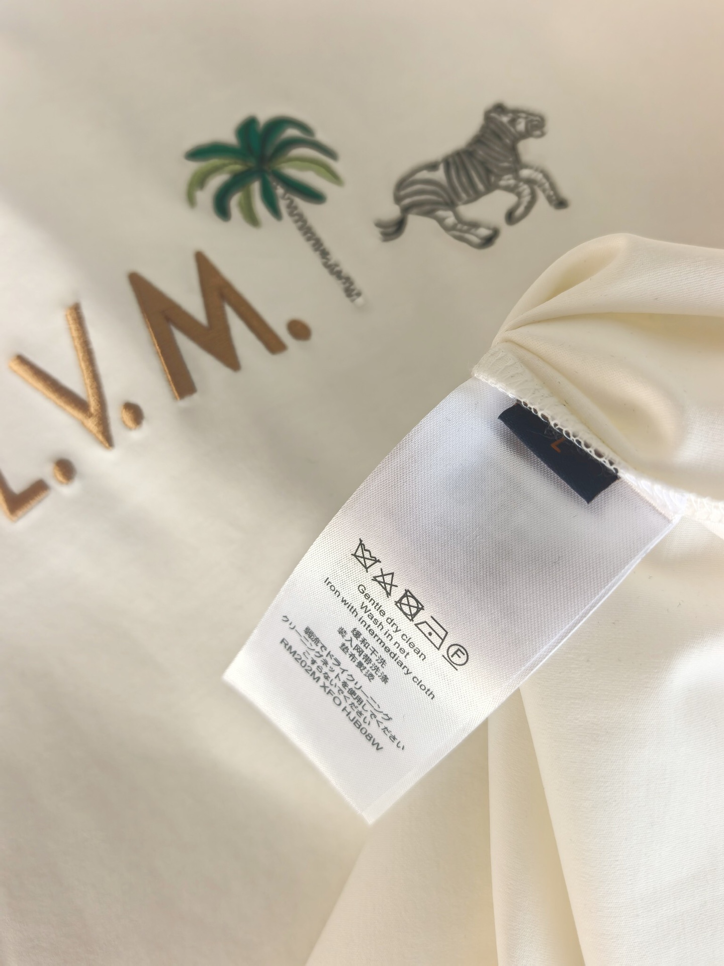 Louis Vuitton* LV，路易威登刺绣圆领T恤 甄选高支丝光双面面料，经双道丝光工艺淬炼，如丝