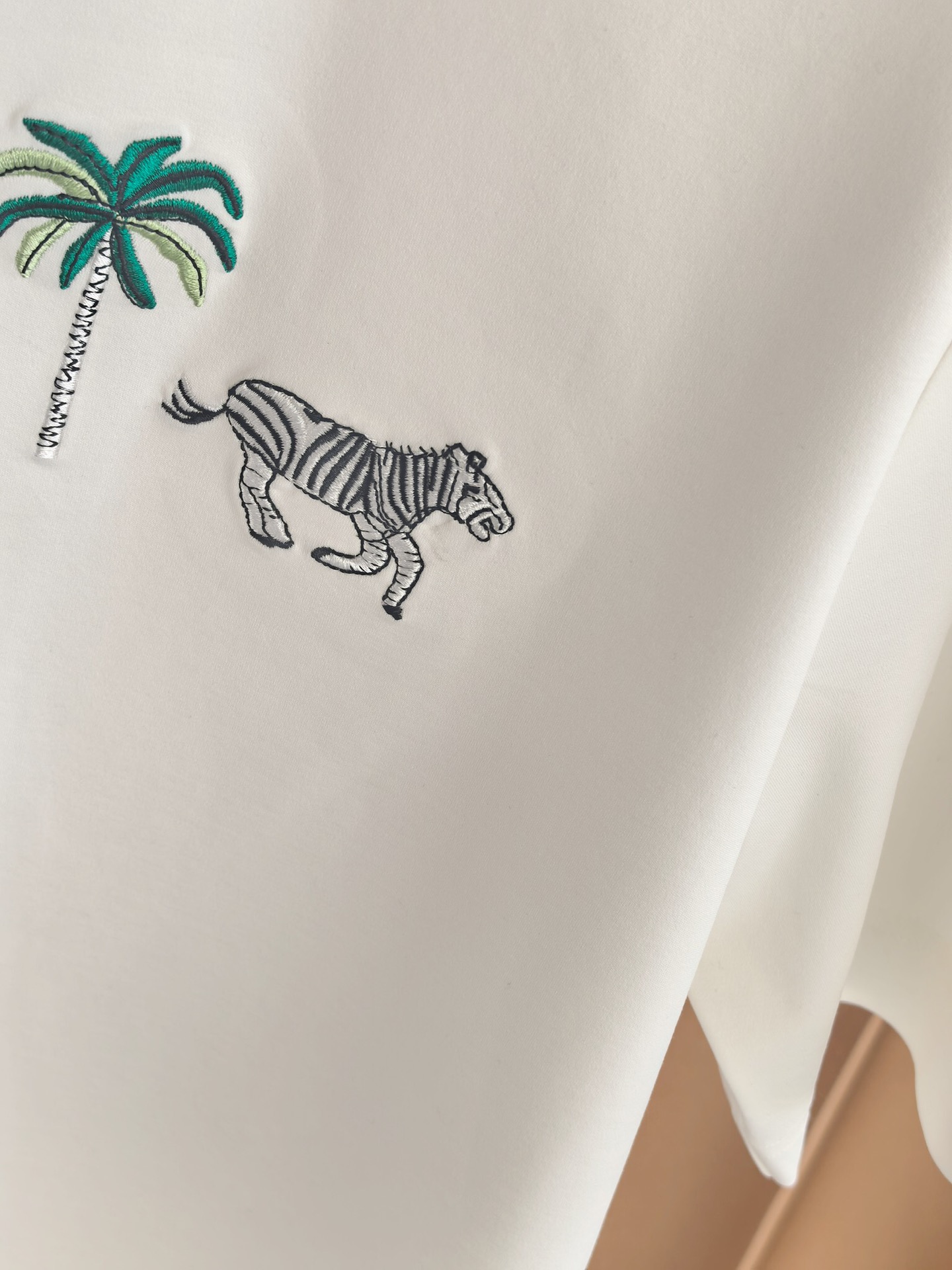 Louis Vuitton* LV，路易威登刺绣圆领T恤 甄选高支丝光双面面料，经双道丝光工艺淬炼，如丝