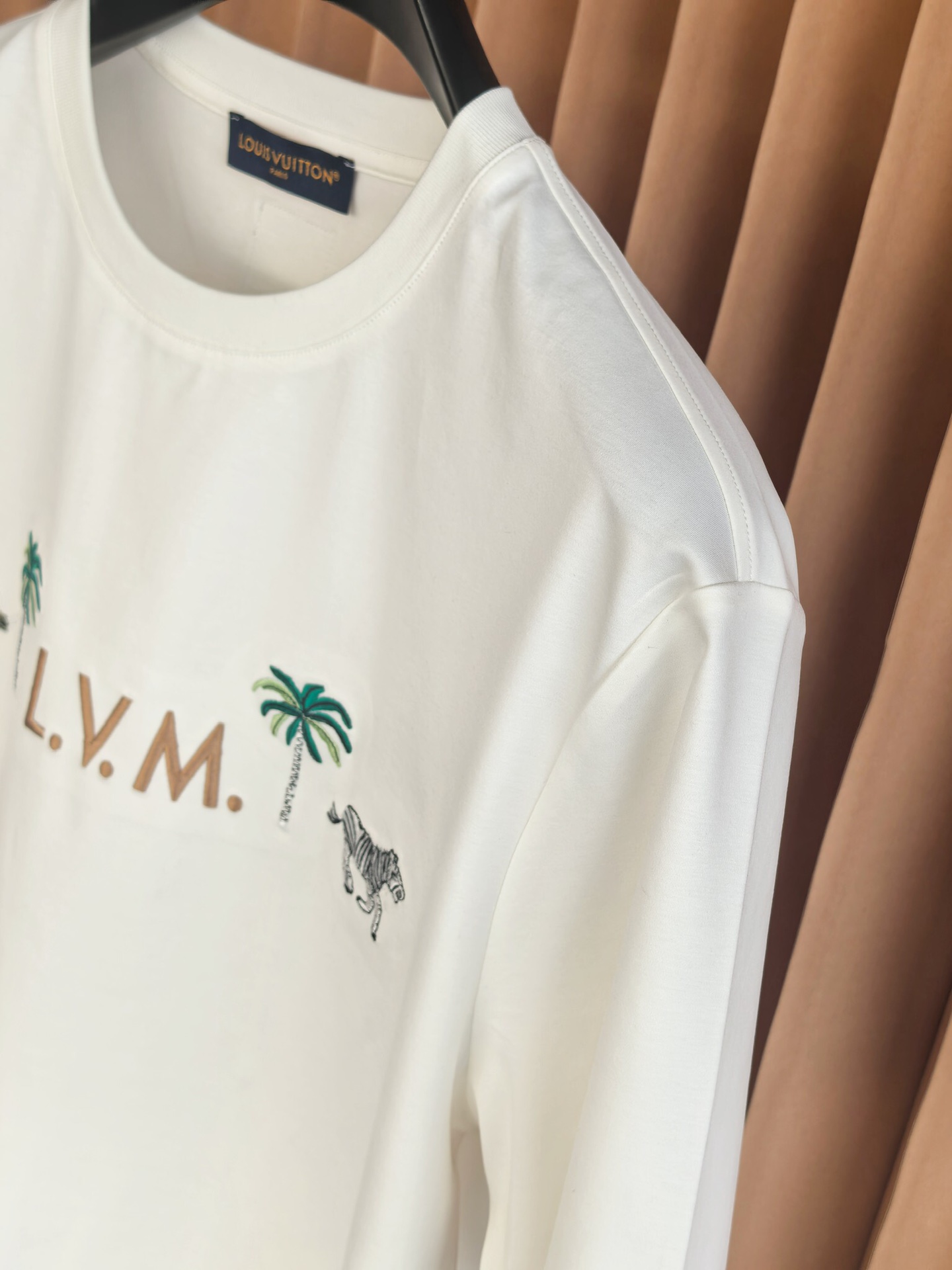 Louis Vuitton* LV，路易威登刺绣圆领T恤 甄选高支丝光双面面料，经双道丝光工艺淬炼，如丝