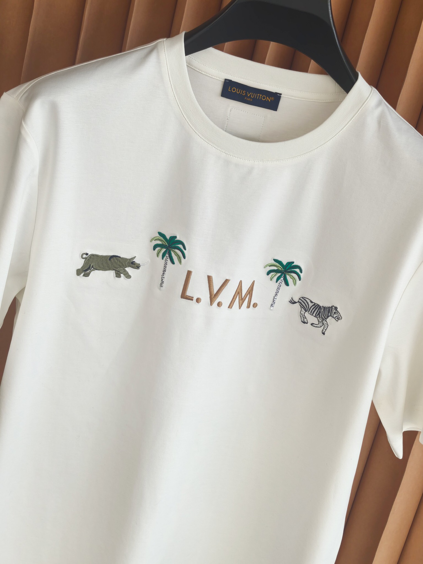 Louis Vuitton* LV，路易威登刺绣圆领T恤 甄选高支丝光双面面料，经双道丝光工艺淬炼，如丝