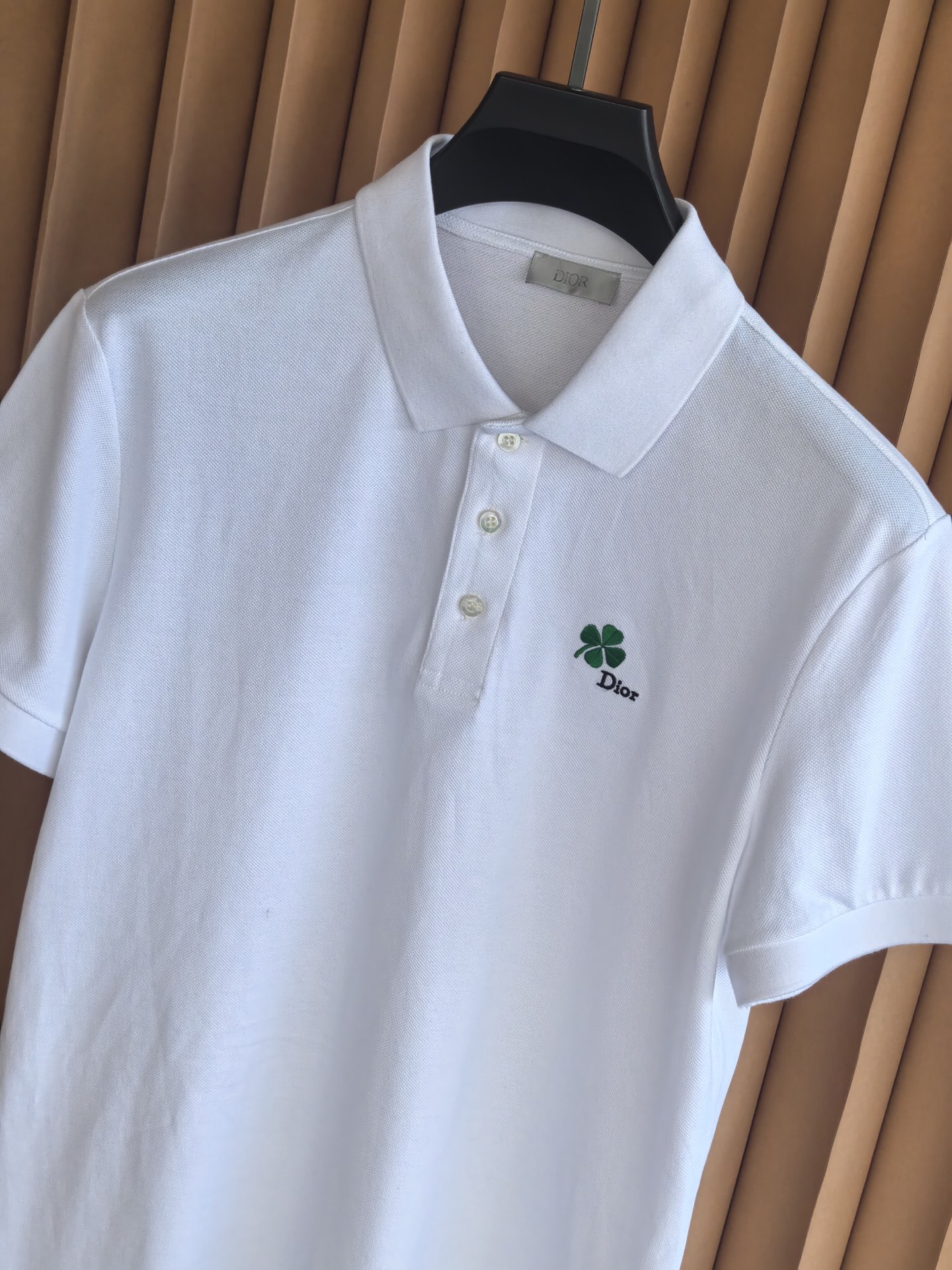 DIOR 迪奥2026新款全棉珠地 Polo衫这件Dior Clover Polo衫，以全面珠地棉为基底