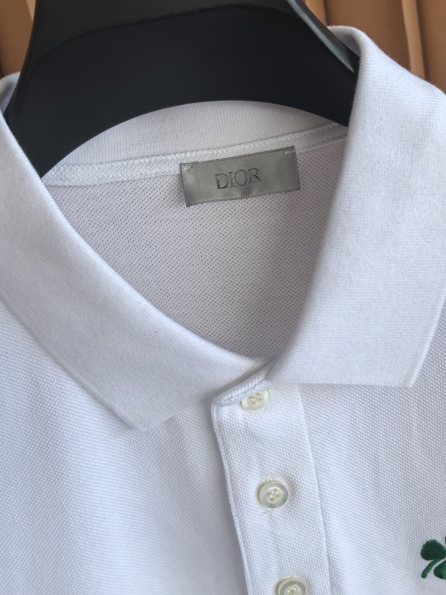 DIOR 迪奥2026新款全棉珠地 Polo衫这件Dior Clover Polo衫，以全面珠地棉为基底