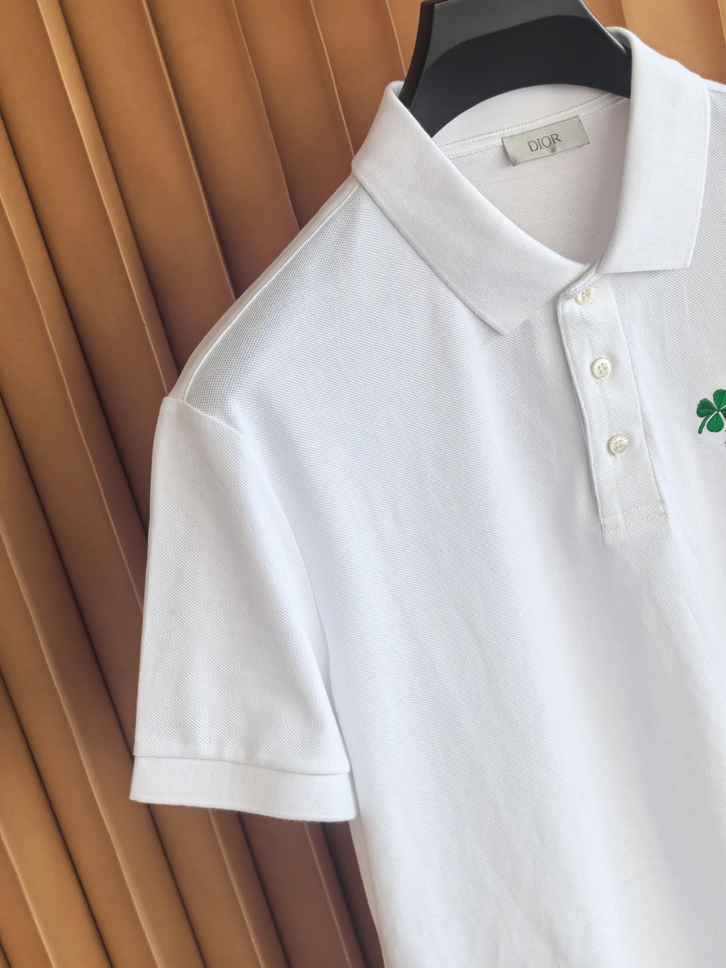 DIOR 迪奥2026新款全棉珠地 Polo衫这件Dior Clover Polo衫，以全面珠地棉为基底