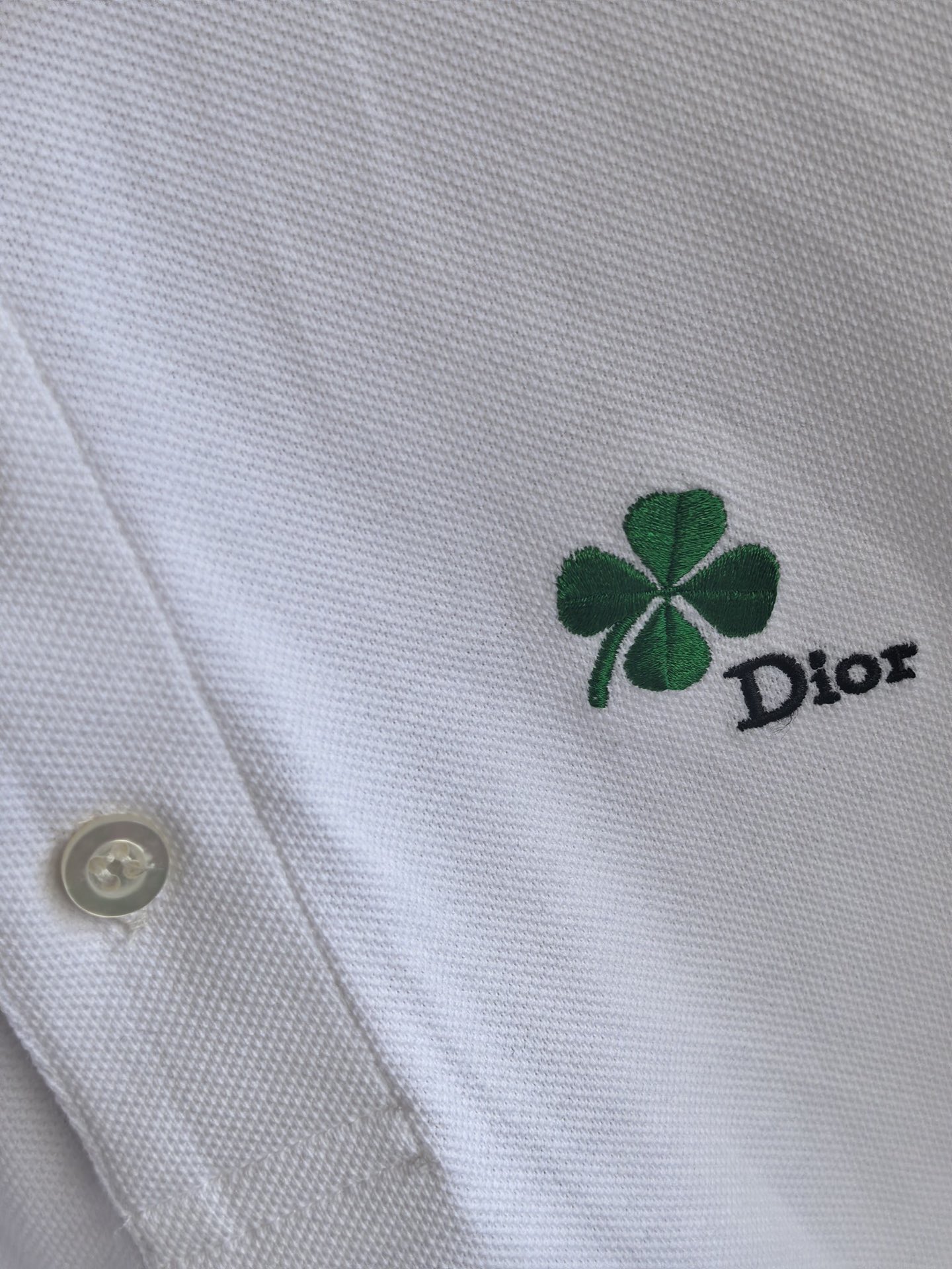 DIOR 迪奥2026新款全棉珠地 Polo衫这件Dior Clover Polo衫，以全面珠地棉为基底