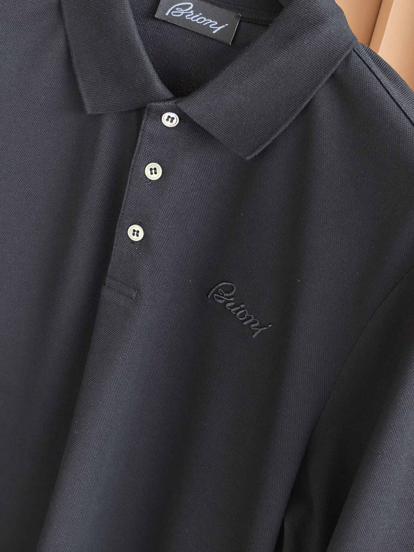 Brioni，布里奥尼2026新款桑蚕丝双面珠地长袖Polo 甄选高比例桑蚕丝+长绒棉做双面一体珠地网眼织造，区别普通单