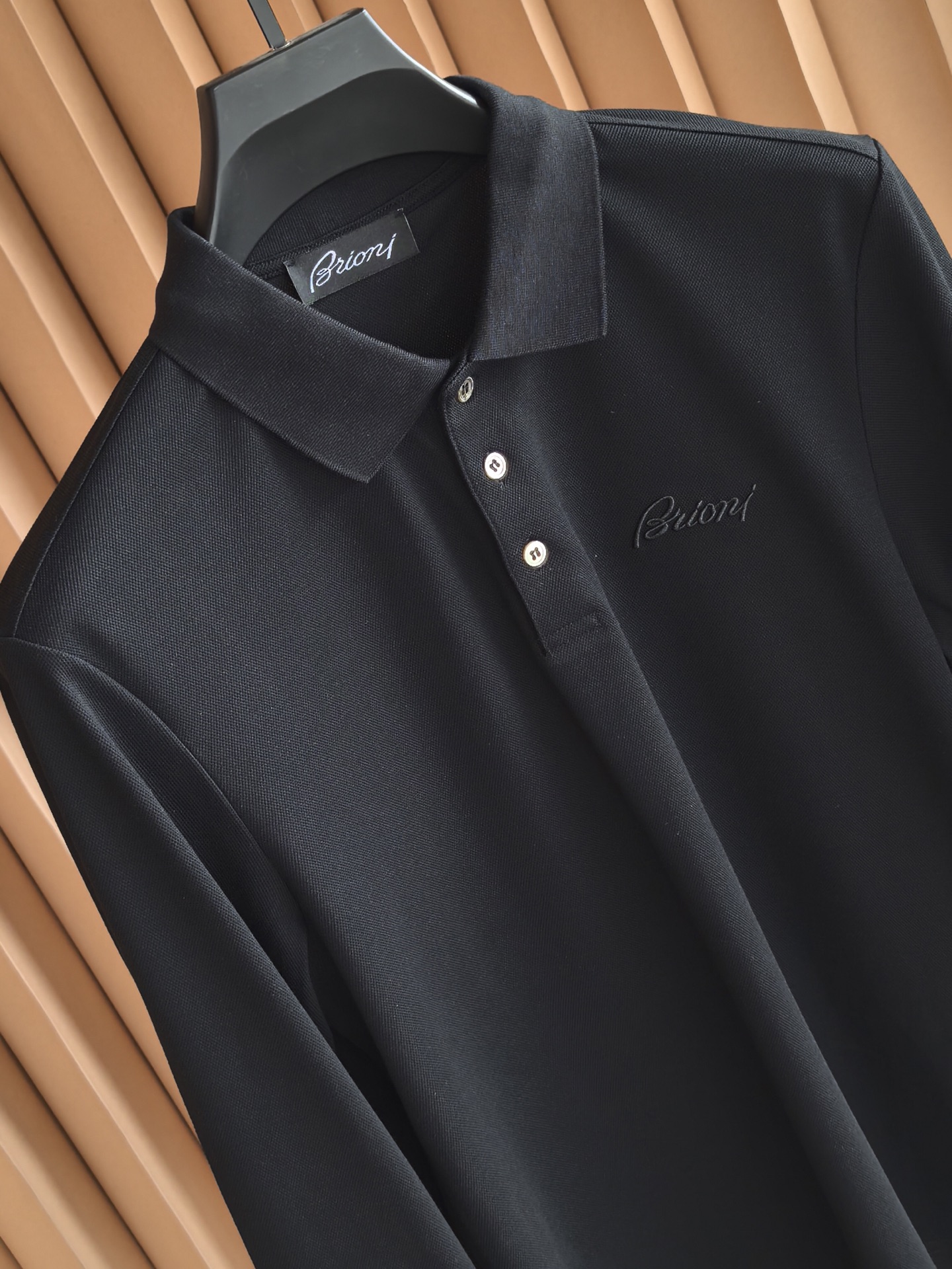 Brioni，布里奥尼2026新款桑蚕丝双面珠地长袖Polo 甄选高比例桑蚕丝+长绒棉做双面一体珠地网眼织造，区别普通单