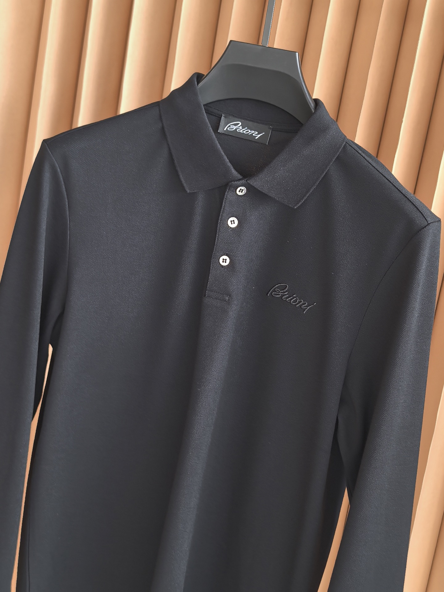 Brioni，布里奥尼2026新款桑蚕丝双面珠地长袖Polo 甄选高比例桑蚕丝+长绒棉做双面一体珠地网眼织造，区别普通单