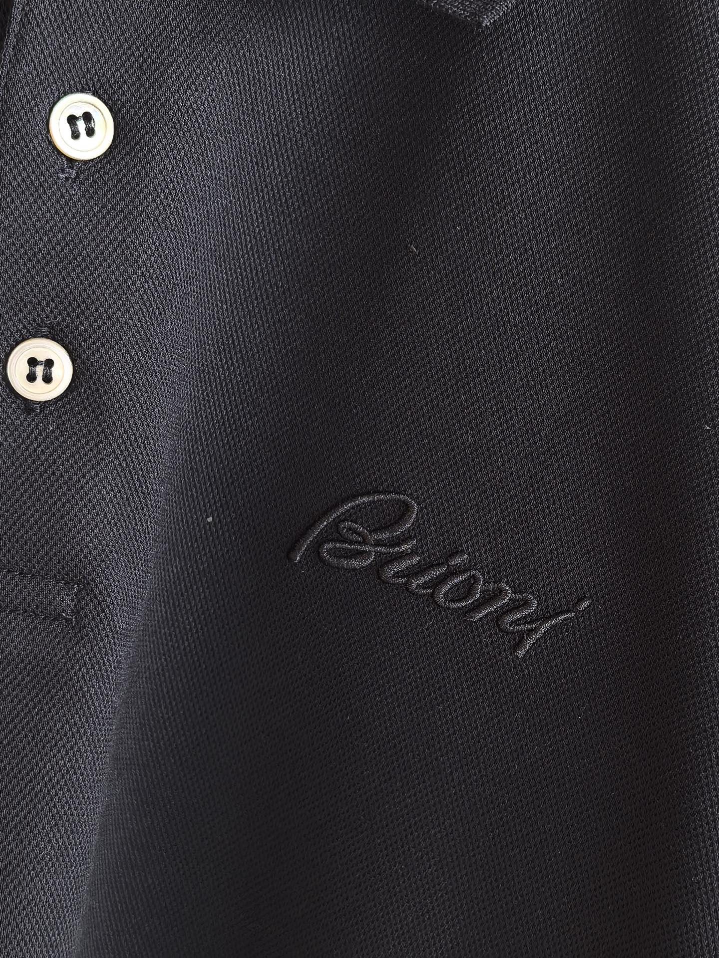Brioni，布里奥尼2026新款桑蚕丝双面珠地长袖Polo 甄选高比例桑蚕丝+长绒棉做双面一体珠地网眼织造，区别普通单