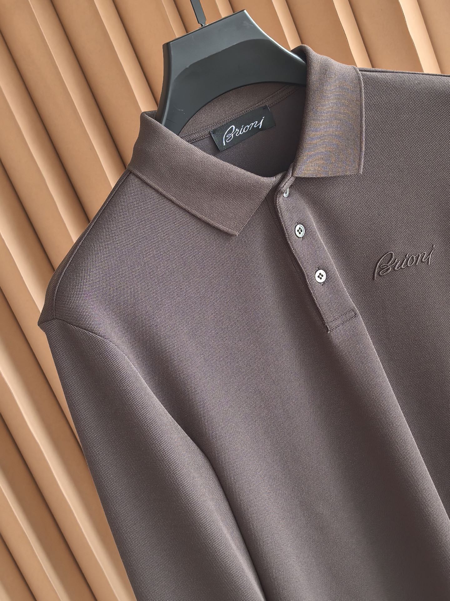 Brioni，布里奥尼2026新款桑蚕丝双面珠地长袖Polo 甄选高比例桑蚕丝+长绒棉做双面一体珠地网眼织造，区别普通单