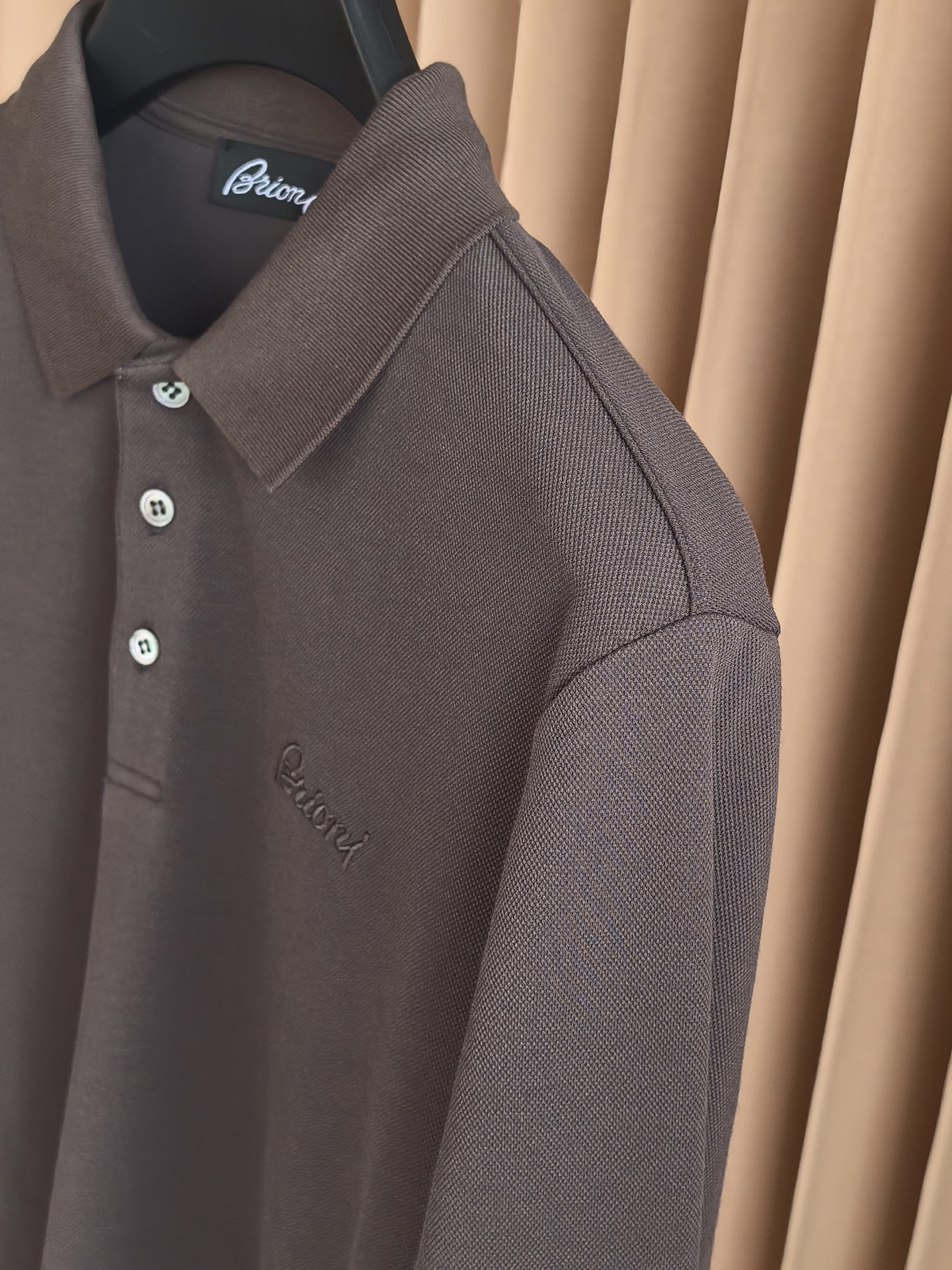 Brioni，布里奥尼2026新款桑蚕丝双面珠地长袖Polo 甄选高比例桑蚕丝+长绒棉做双面一体珠地网眼织造，区别普通单