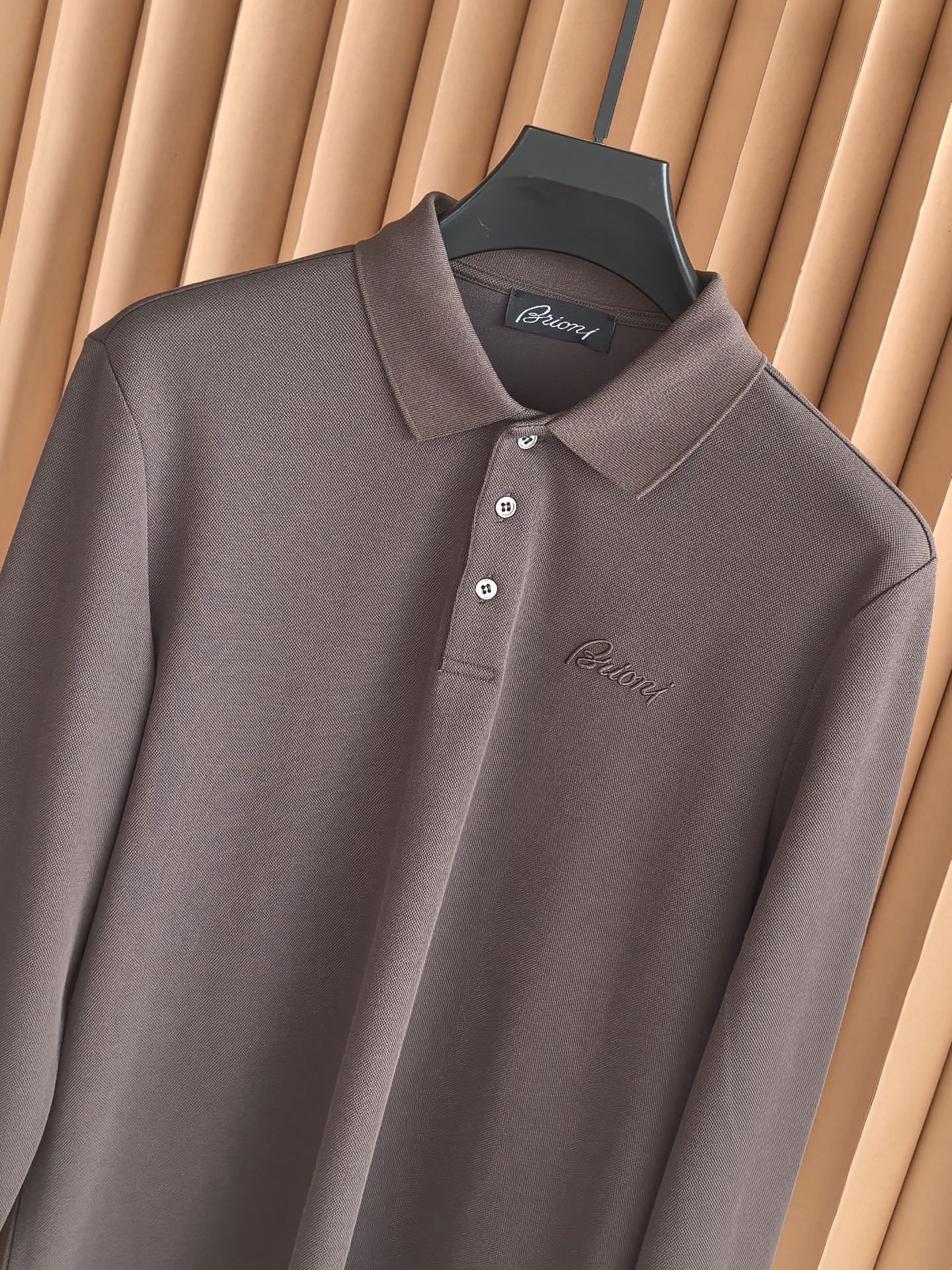 Brioni，布里奥尼2026新款桑蚕丝双面珠地长袖Polo 甄选高比例桑蚕丝+长绒棉做双面一体珠地网眼织造，区别普通单