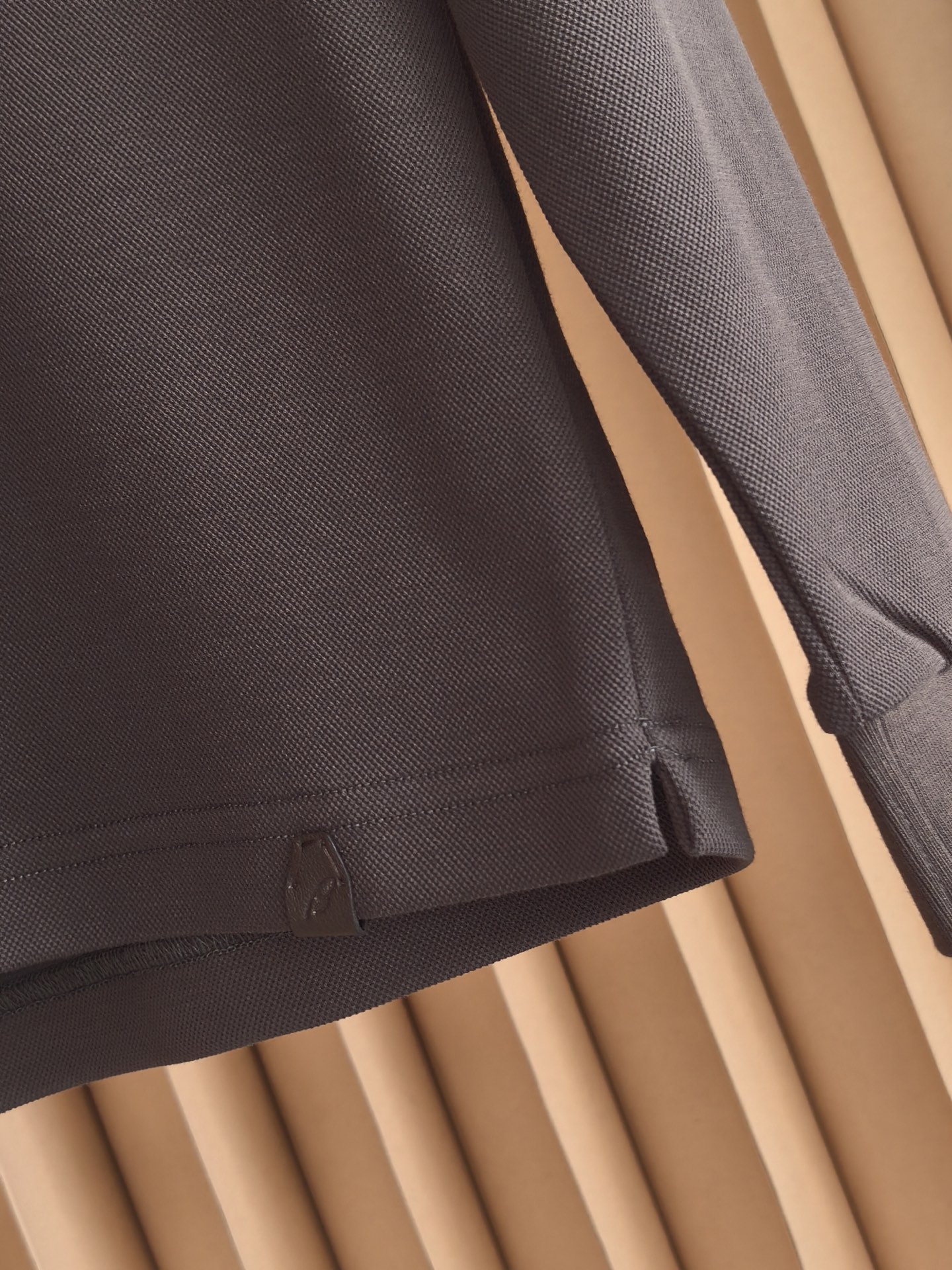 Brioni，布里奥尼2026新款桑蚕丝双面珠地长袖Polo 甄选高比例桑蚕丝+长绒棉做双面一体珠地网眼织造，区别普通单
