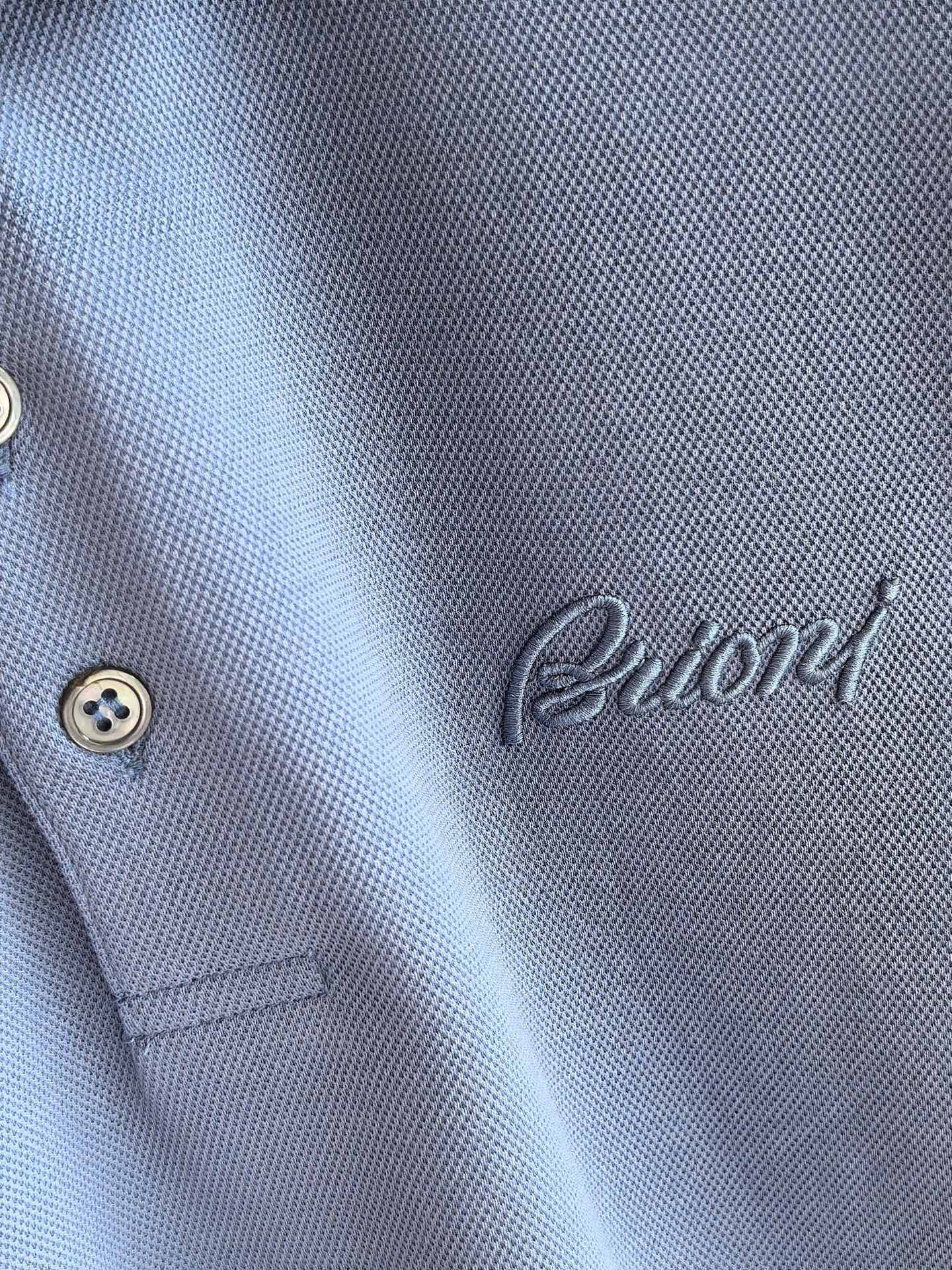 Brioni，布里奥尼2026新款桑蚕丝双面珠地长袖Polo 甄选高比例桑蚕丝+长绒棉做双面一体珠地网眼织造，区别普通单