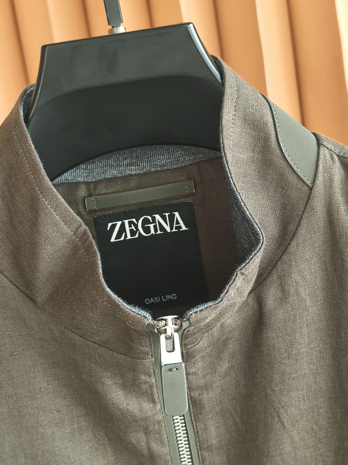 ZEGNA，杰尼亚2026新款立领轻奢马甲 正统意式匠造，主体面布甄选高端丝麻面料，内里甄选细腻羊毛衬里，双料黄金搭配，