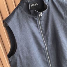 ZEGNA,杰尼亚2026新款立领轻奢马甲 正统意式匠造,主体面布甄选高端丝麻面料,内里甄选细腻羊毛衬里,双料黄金搭配, ZEGNA,杰尼亚2026新款立领轻奢马甲 正统意式匠造,主体面布甄选高端丝麻面料,内里甄选细腻羊毛衬里,双料黄金搭配,