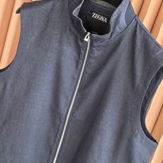 ZEGNA,杰尼亚2026新款立领轻奢马甲 正统意式匠造,主体面布甄选高端丝麻面料,内里甄选细腻羊毛衬里,双料黄金搭配, ZEGNA,杰尼亚2026新款立领轻奢马甲 正统意式匠造,主体面布甄选高端丝麻面料,内里甄选细腻羊毛衬里,双料黄金搭配,