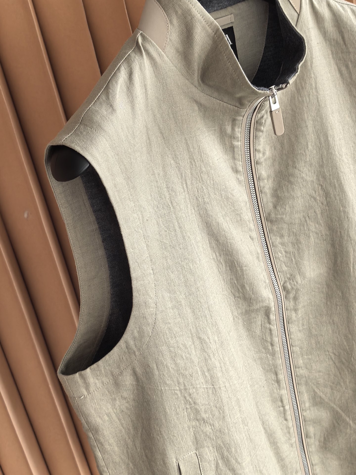 ZEGNA，杰尼亚2026新款立领轻奢马甲 正统意式匠造，主体面布甄选高端丝麻面料，内里甄选细腻羊毛衬里，双料黄金搭配，