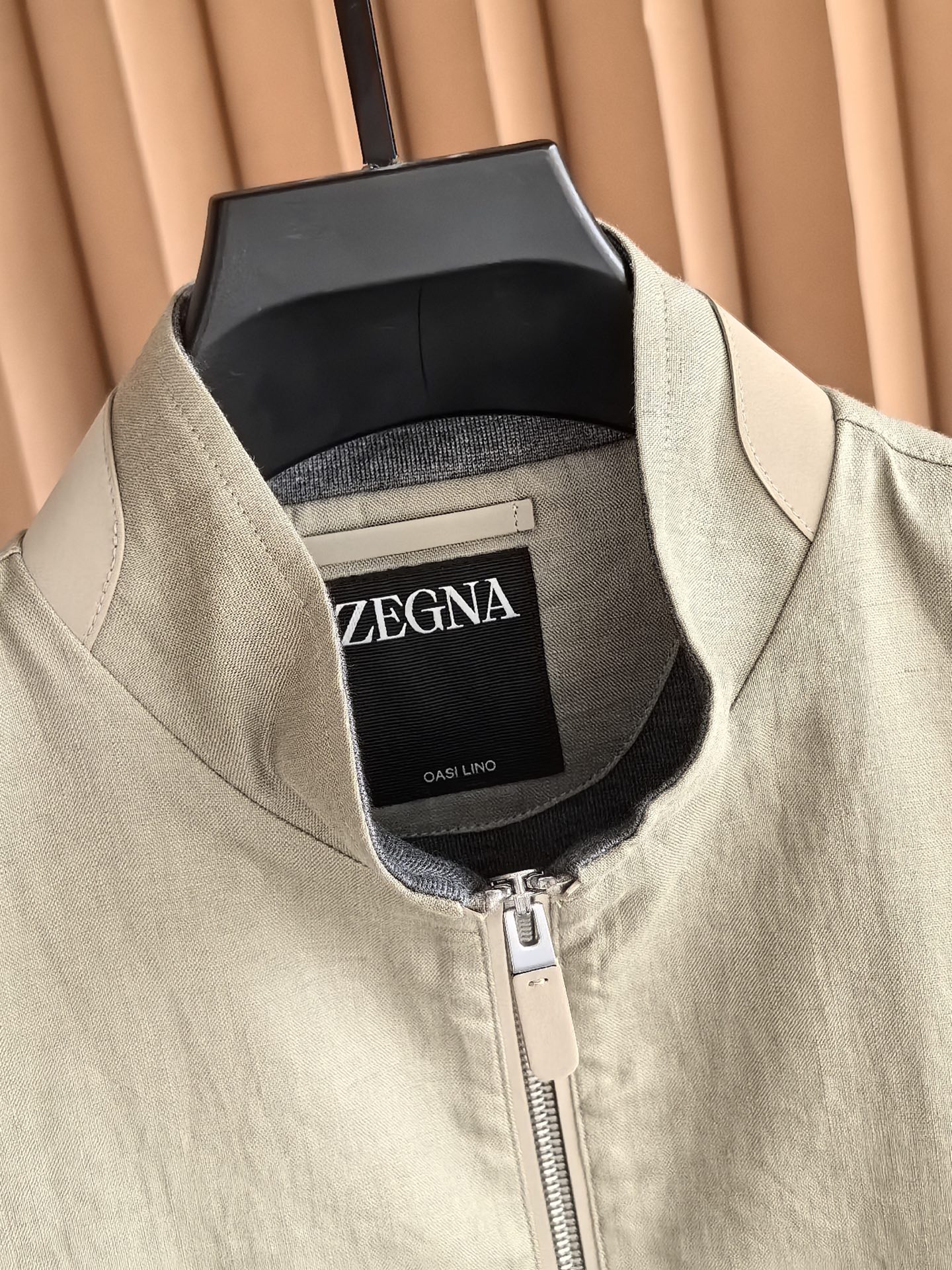 ZEGNA，杰尼亚2026新款立领轻奢马甲 正统意式匠造，主体面布甄选高端丝麻面料，内里甄选细腻羊毛衬里，双料黄金搭配，