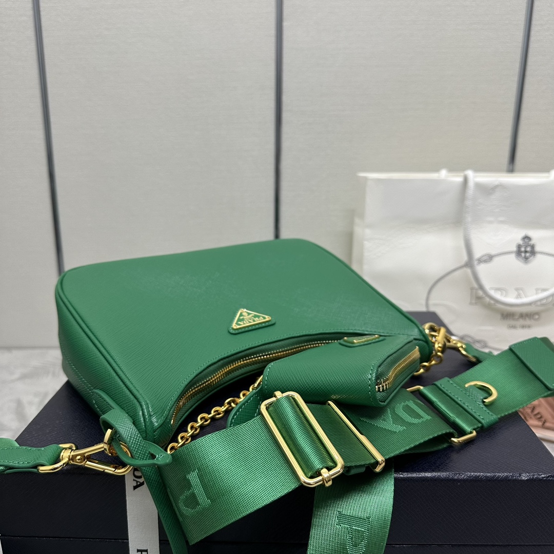 P580(配全套对版专柜包装，独家订制），升级版三合一🎊新款1BH204十字纹全皮/金色五金，nylon Hobo手拎/腋下包😘😘网红姐妹团疯狂种草而风靡时尚圈的全皮hobo 出了新款！👏👏这款全皮Hobo包设计太棒了👍👍一包三用😘😘腰包/斜挎/单挎👍👍把手柄换成了链条，当腋下包多了一抹子性感，还配上长肩带，最爱的是肩带还挂着个小挂饰（小包），也可以挂其它包和裤头当饰品呼应 🙊🙊平常各种衣着搭配都没 问题😘😘宝宝们赶紧入手哦，太美了🙊🙊尺寸：长23x高17x底6.5cm👏👏👏