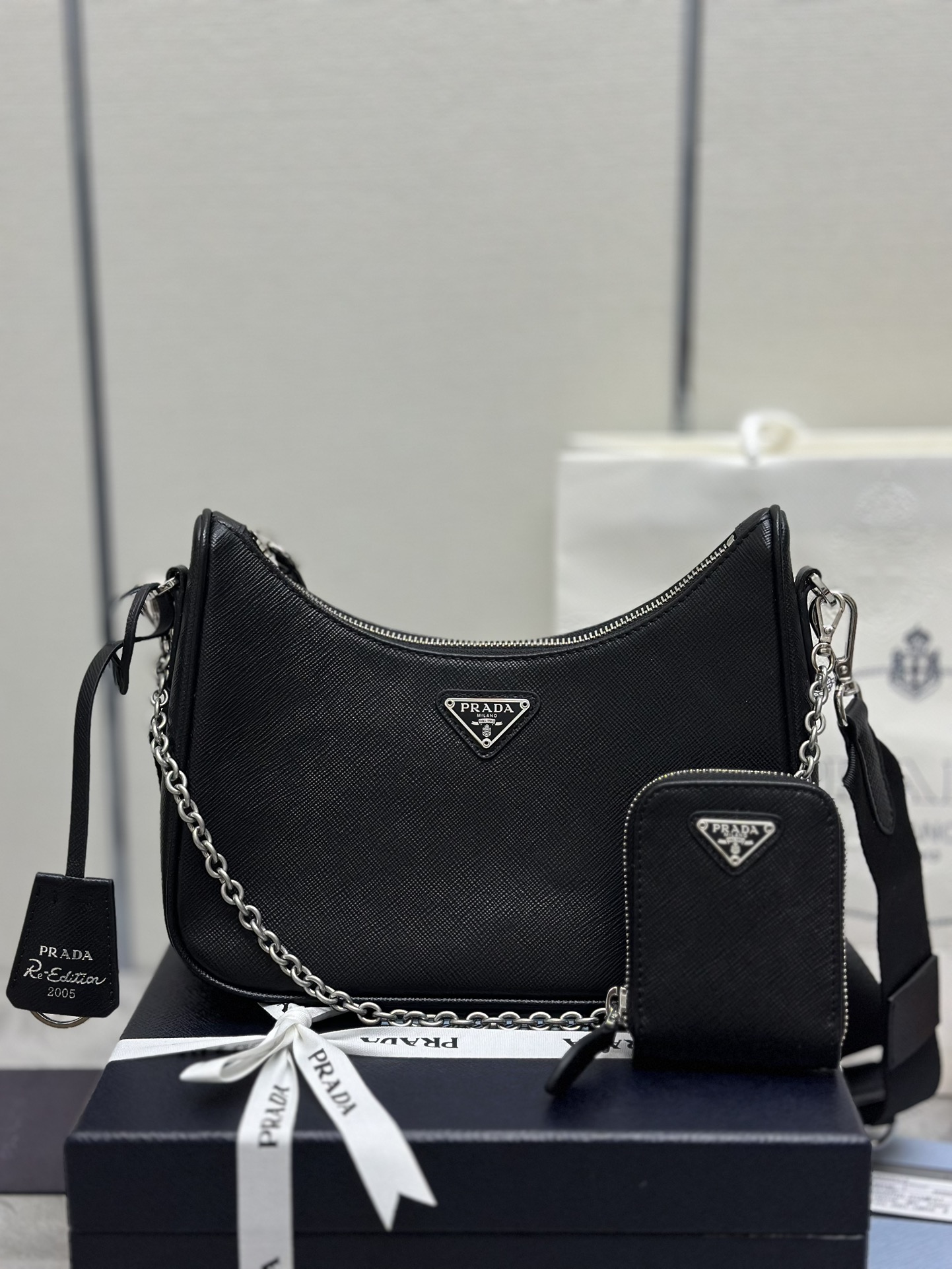 NO:390035,.Upgraded version of the new three-in-one 1BH204 cross-patterned full-skin/silver hardware, nylon Hobo hand-carrying/arming bag Internet celebrity sister group, which is crazy about planting grass and popular in the fashion circle, has released a new model!  This full-leather Hobo bag is awesome in design. One bag of three-purpose waist bag/crossbody/single handle is replaced with a chain. When the bag under the armpit is more sexy, it is also equipped with a long shoulder strap. My favorite is that the shoulder strap is also hung with a small ornament (small bag). You can also hang other bags and trousers as accessories to echo. There is no problem with all kinds of clothes. Get it now. It's so beautiful. The size is 23x high and 17x bottom 6.5cm. Prada [top original list], prada19860909.升级版三合一新款1BH204十字纹全皮/银色五金,nylon Hobo手拎/腋下包网红姐妹团疯狂种草而风靡时尚圈的全皮hobo 出了新款！这款全皮Hobo包设计太棒了一包三用腰包/斜挎/单挎把手柄换成了链条,当腋下包多了一抹子性感,还配上长肩带,最爱的是肩带还挂着个小挂饰（小包）,也可以挂其它包和裤头当饰品呼应 平常各种衣着搭配都没 问题宝宝们赶紧入手哦,太美了尺寸长23x高17x底6.5cm,普拉达【顶级原单】,prada,Bag