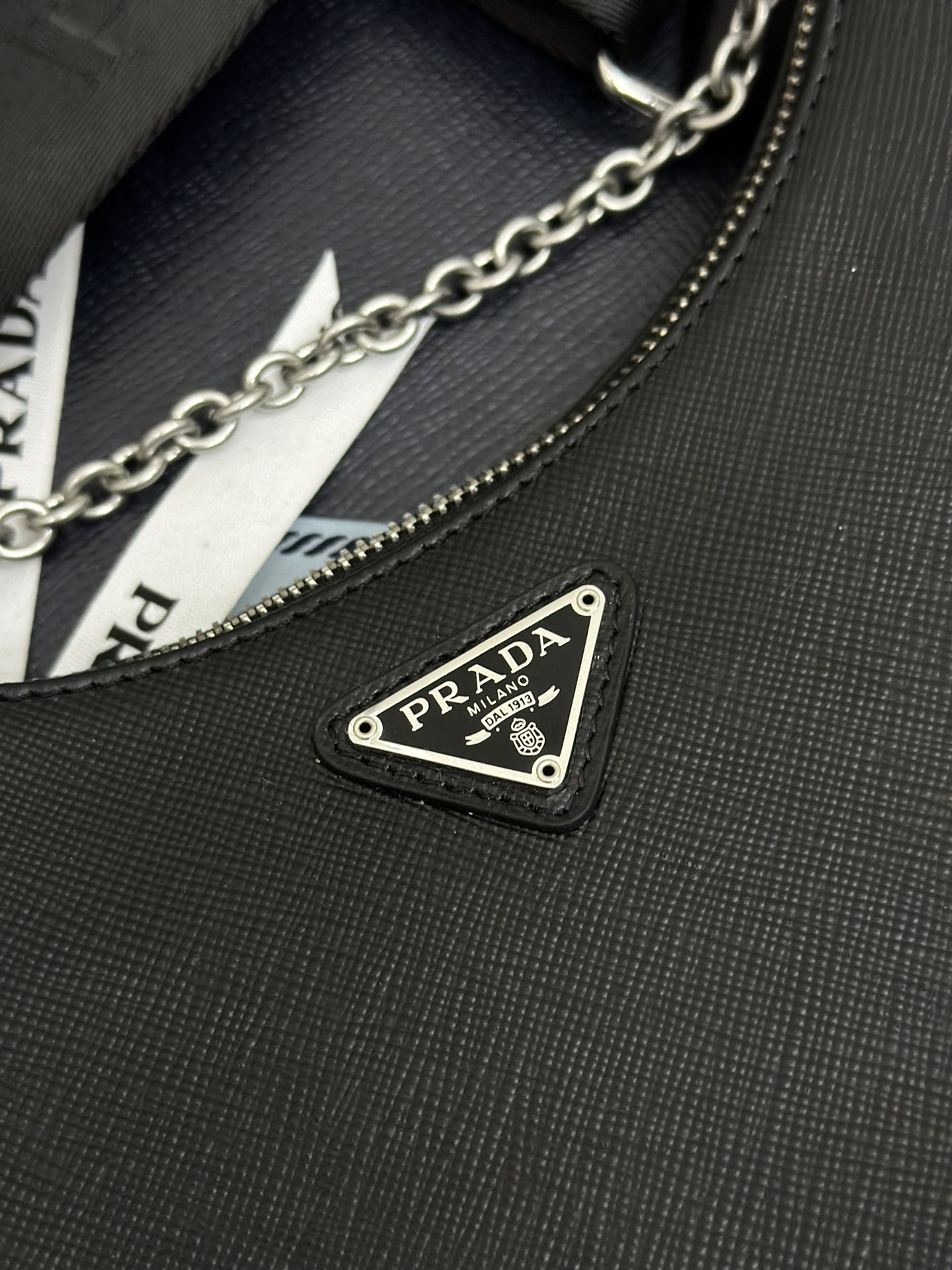 P560(配全套对版专柜包装，独家订制），升级版三合一🎊新款1BH204十字纹全皮/银色五金，nylon Hobo手拎/腋下包😘😘网红姐妹团疯狂种草而风靡时尚圈的全皮hobo 出了新款！👏👏这款全皮Hobo包设计太棒了👍👍一包三用😘😘腰包/斜挎/单挎👍👍把手柄换成了链条，当腋下包多了一抹子性感，还配上长肩带，最爱的是肩带还挂着个小挂饰（小包），也可以挂其它包和裤头当饰品呼应 🙊🙊平常各种衣着搭配都没 问题😘😘宝宝们赶紧入手哦，太美了🙊🙊尺寸：长23x高17x底6.5cm👏👏👏