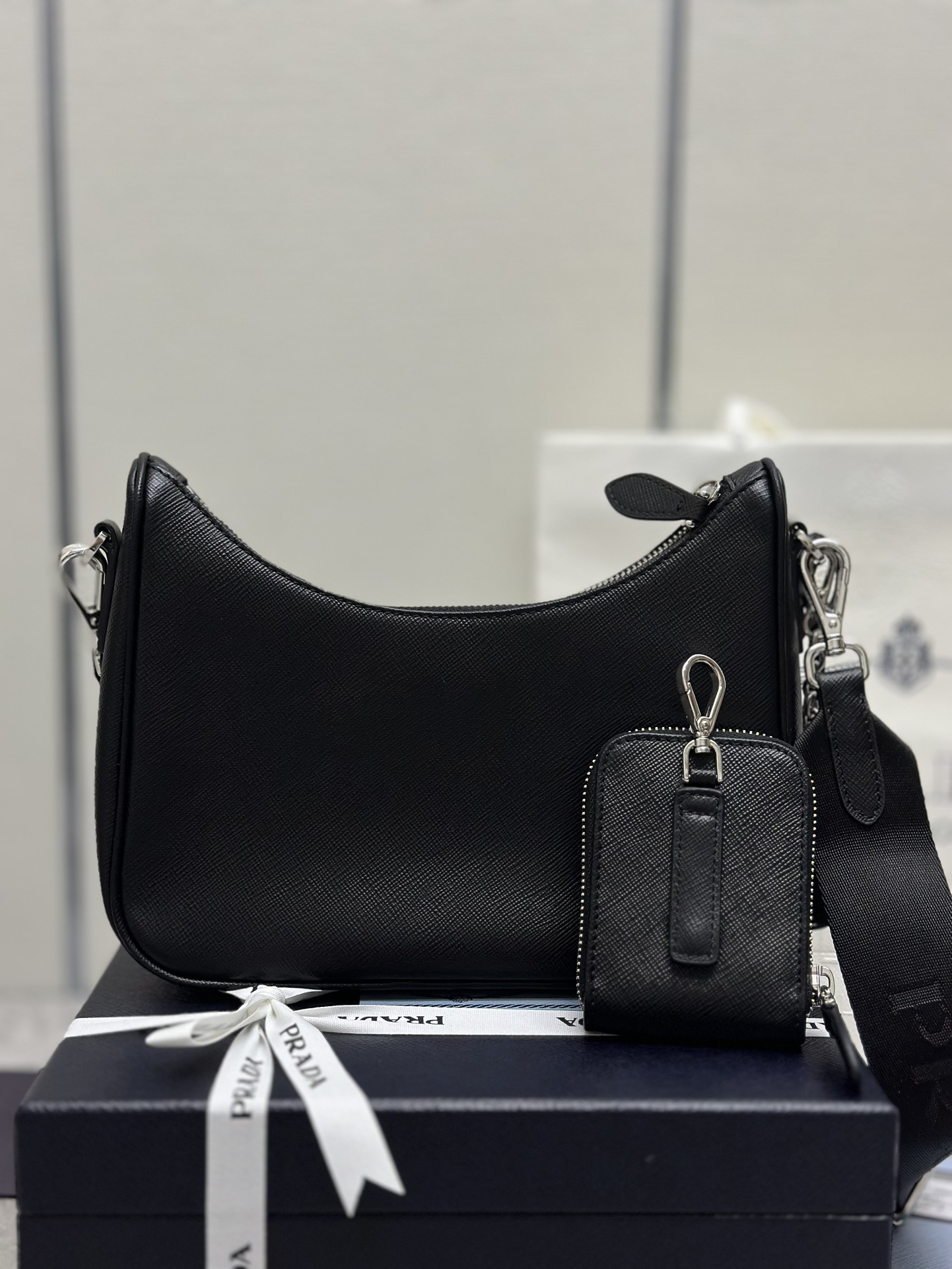 P560(配全套对版专柜包装，独家订制），升级版三合一🎊新款1BH204十字纹全皮/银色五金，nylon Hobo手拎/腋下包😘😘网红姐妹团疯狂种草而风靡时尚圈的全皮hobo 出了新款！👏👏这款全皮Hobo包设计太棒了👍👍一包三用😘😘腰包/斜挎/单挎👍👍把手柄换成了链条，当腋下包多了一抹子性感，还配上长肩带，最爱的是肩带还挂着个小挂饰（小包），也可以挂其它包和裤头当饰品呼应 🙊🙊平常各种衣着搭配都没 问题😘😘宝宝们赶紧入手哦，太美了🙊🙊尺寸：长23x高17x底6.5cm👏👏👏