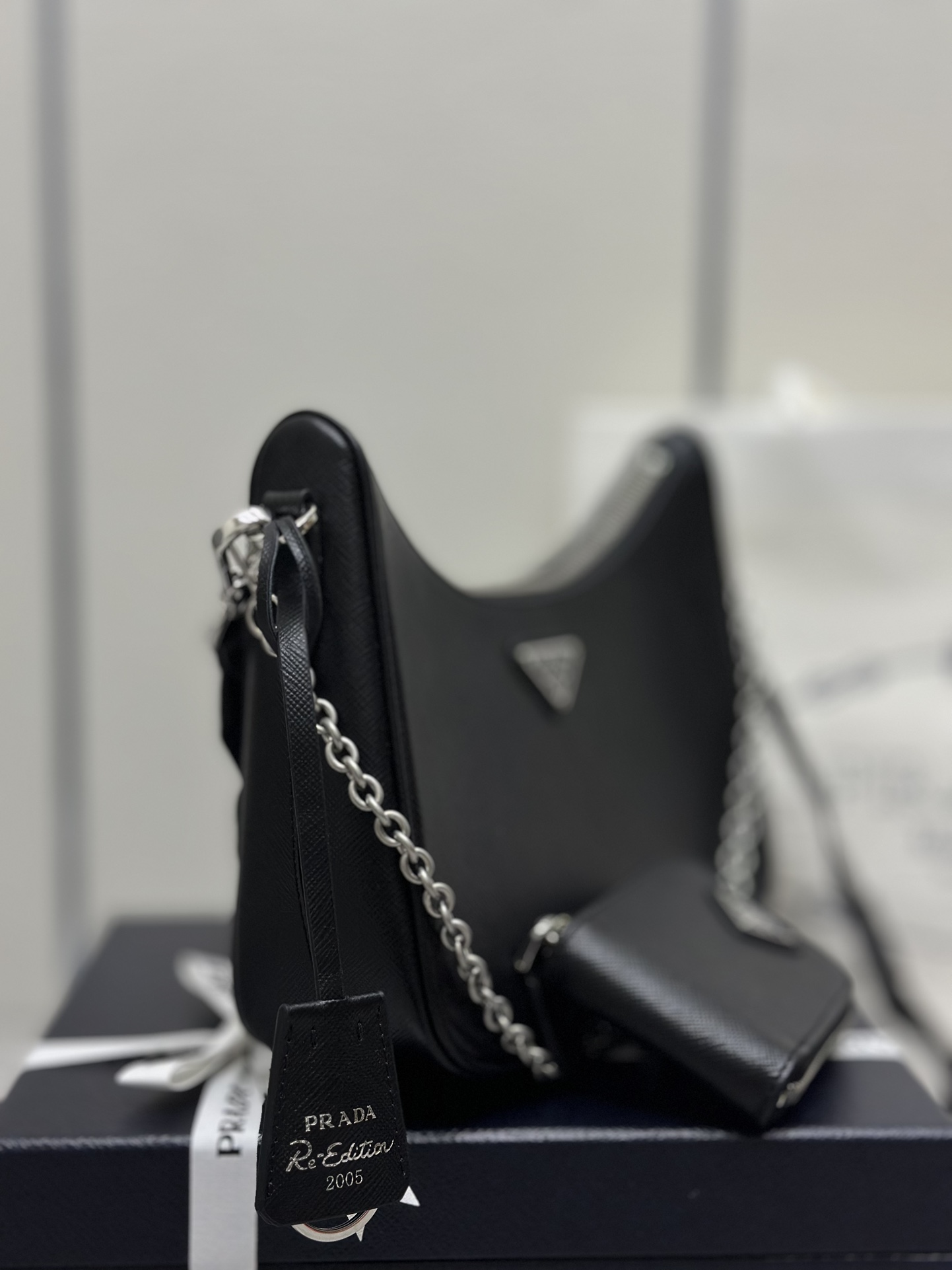 P560(配全套对版专柜包装，独家订制），升级版三合一🎊新款1BH204十字纹全皮/银色五金，nylon Hobo手拎/腋下包😘😘网红姐妹团疯狂种草而风靡时尚圈的全皮hobo 出了新款！👏👏这款全皮Hobo包设计太棒了👍👍一包三用😘😘腰包/斜挎/单挎👍👍把手柄换成了链条，当腋下包多了一抹子性感，还配上长肩带，最爱的是肩带还挂着个小挂饰（小包），也可以挂其它包和裤头当饰品呼应 🙊🙊平常各种衣着搭配都没 问题😘😘宝宝们赶紧入手哦，太美了🙊🙊尺寸：长23x高17x底6.5cm👏👏👏