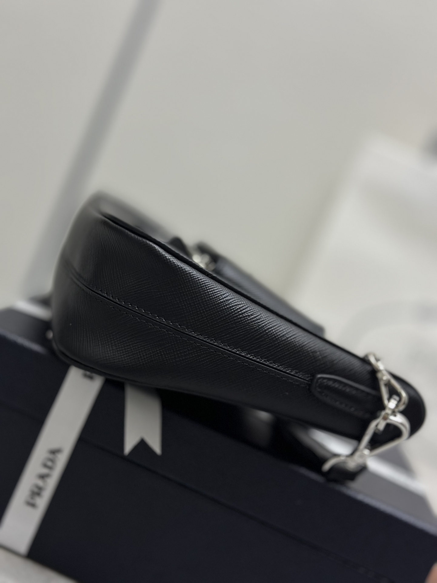 P560(配全套对版专柜包装，独家订制），升级版三合一🎊新款1BH204十字纹全皮/银色五金，nylon Hobo手拎/腋下包😘😘网红姐妹团疯狂种草而风靡时尚圈的全皮hobo 出了新款！👏👏这款全皮Hobo包设计太棒了👍👍一包三用😘😘腰包/斜挎/单挎👍👍把手柄换成了链条，当腋下包多了一抹子性感，还配上长肩带，最爱的是肩带还挂着个小挂饰（小包），也可以挂其它包和裤头当饰品呼应 🙊🙊平常各种衣着搭配都没 问题😘😘宝宝们赶紧入手哦，太美了🙊🙊尺寸：长23x高17x底6.5cm👏👏👏