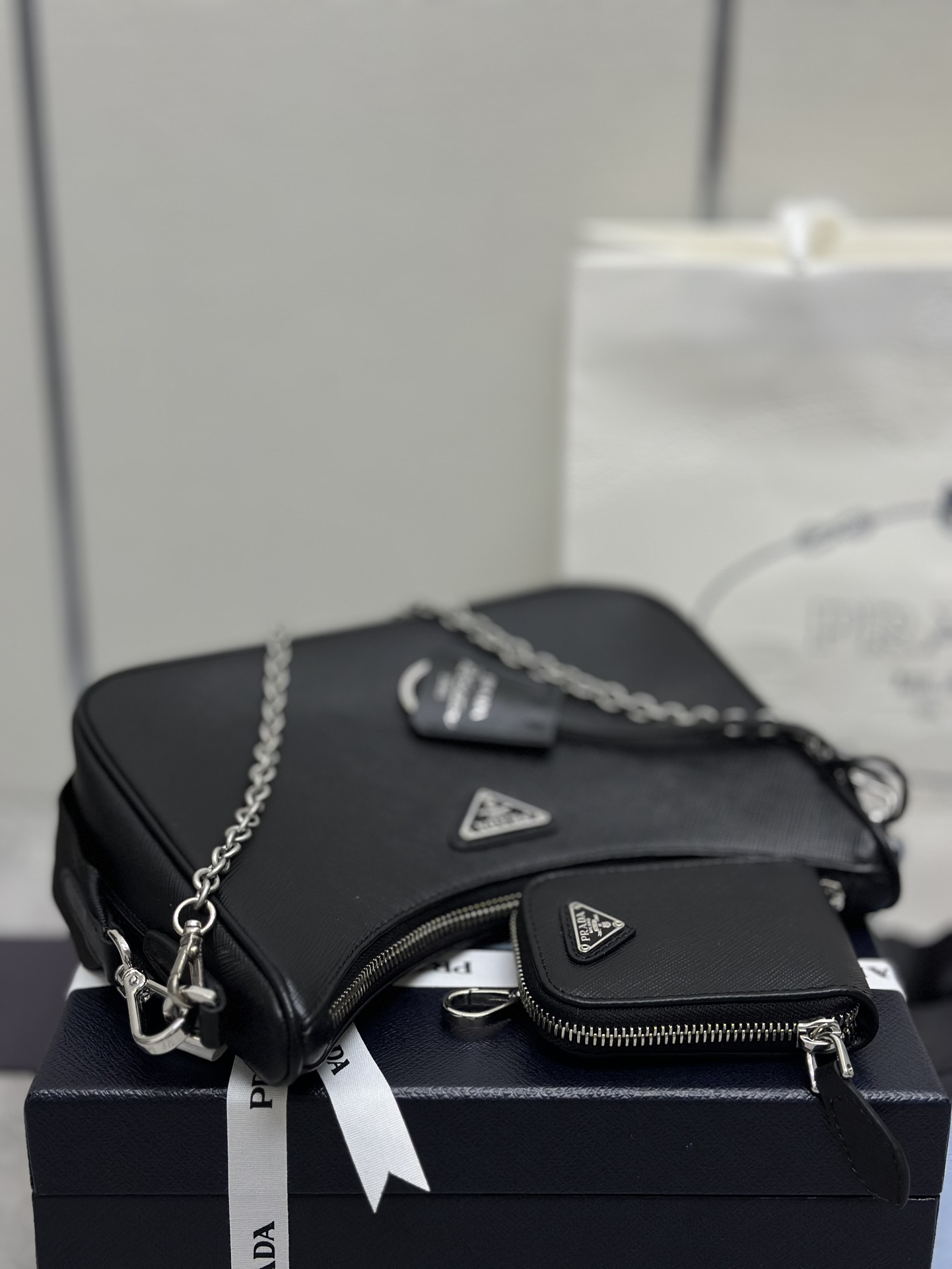 P560(配全套对版专柜包装，独家订制），升级版三合一🎊新款1BH204十字纹全皮/银色五金，nylon Hobo手拎/腋下包😘😘网红姐妹团疯狂种草而风靡时尚圈的全皮hobo 出了新款！👏👏这款全皮Hobo包设计太棒了👍👍一包三用😘😘腰包/斜挎/单挎👍👍把手柄换成了链条，当腋下包多了一抹子性感，还配上长肩带，最爱的是肩带还挂着个小挂饰（小包），也可以挂其它包和裤头当饰品呼应 🙊🙊平常各种衣着搭配都没 问题😘😘宝宝们赶紧入手哦，太美了🙊🙊尺寸：长23x高17x底6.5cm👏👏👏