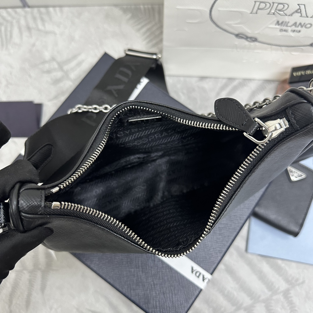 P560(配全套对版专柜包装，独家订制），升级版三合一🎊新款1BH204十字纹全皮/银色五金，nylon Hobo手拎/腋下包😘😘网红姐妹团疯狂种草而风靡时尚圈的全皮hobo 出了新款！👏👏这款全皮Hobo包设计太棒了👍👍一包三用😘😘腰包/斜挎/单挎👍👍把手柄换成了链条，当腋下包多了一抹子性感，还配上长肩带，最爱的是肩带还挂着个小挂饰（小包），也可以挂其它包和裤头当饰品呼应 🙊🙊平常各种衣着搭配都没 问题😘😘宝宝们赶紧入手哦，太美了🙊🙊尺寸：长23x高17x底6.5cm👏👏👏