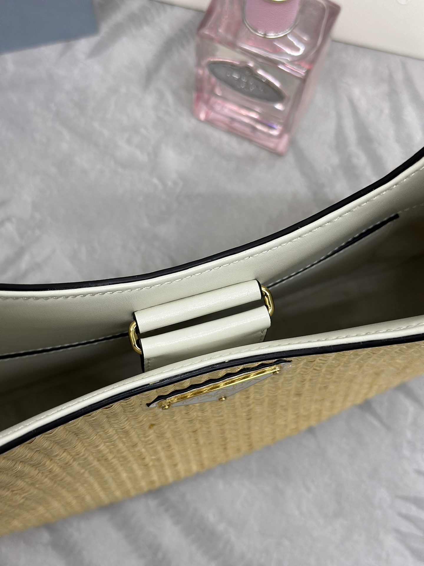 P570(配全套对版专柜包装,独家订制)🎉新款Cleo🎉1BC179新款草编包🎉🎉
这款斜挎包采用进口小牛包配手工草编,内配进口羊皮,不管手提还是单肩都是很有味道,上身效果杆杆的。容量实用性非要强 ,手感柔软,满满的高级感。喜欢的宝宝们。赶紧入手吧
尺寸:长27x高19x底5cm